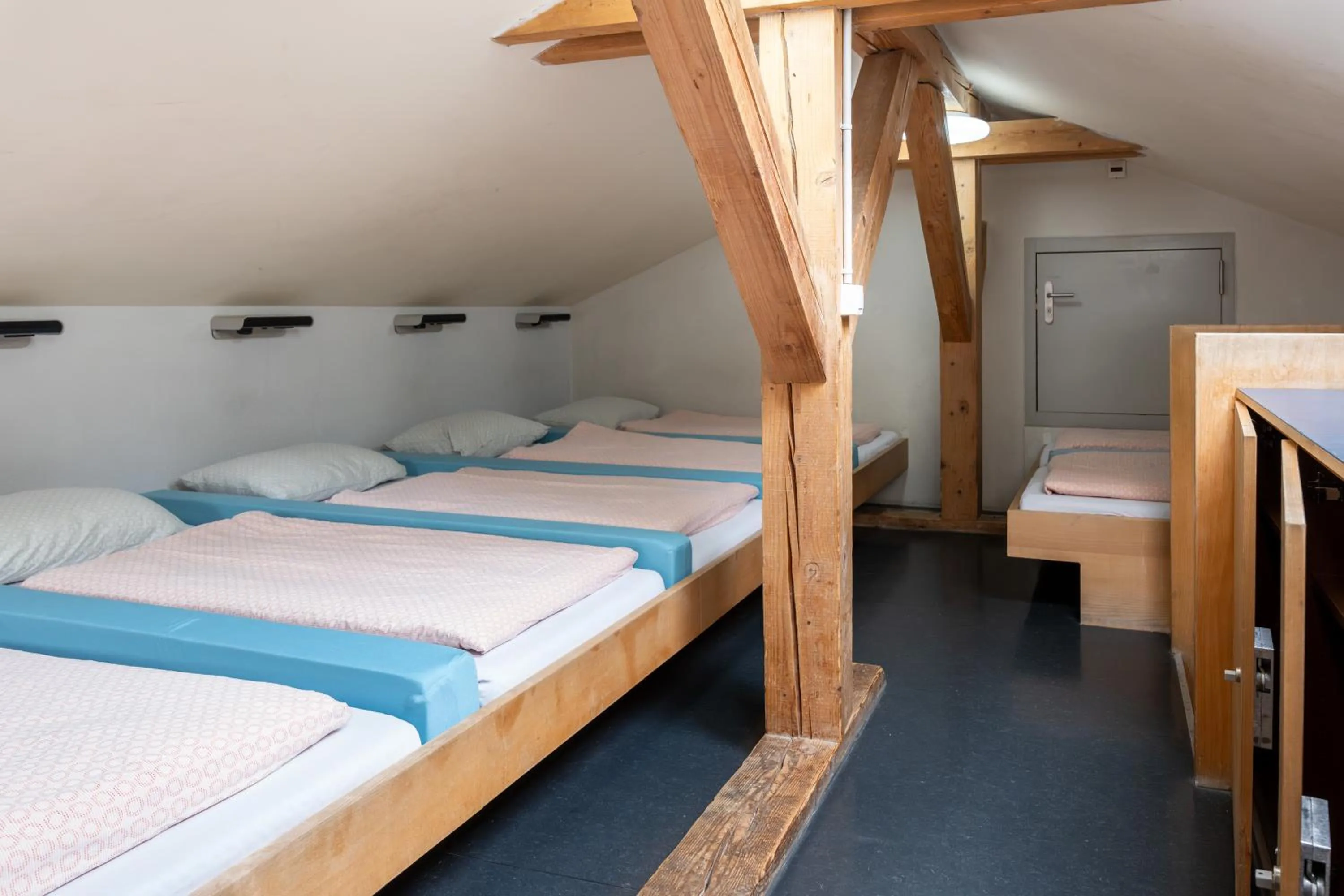 Bedroom, Bed in Zermatt Youth Hostel