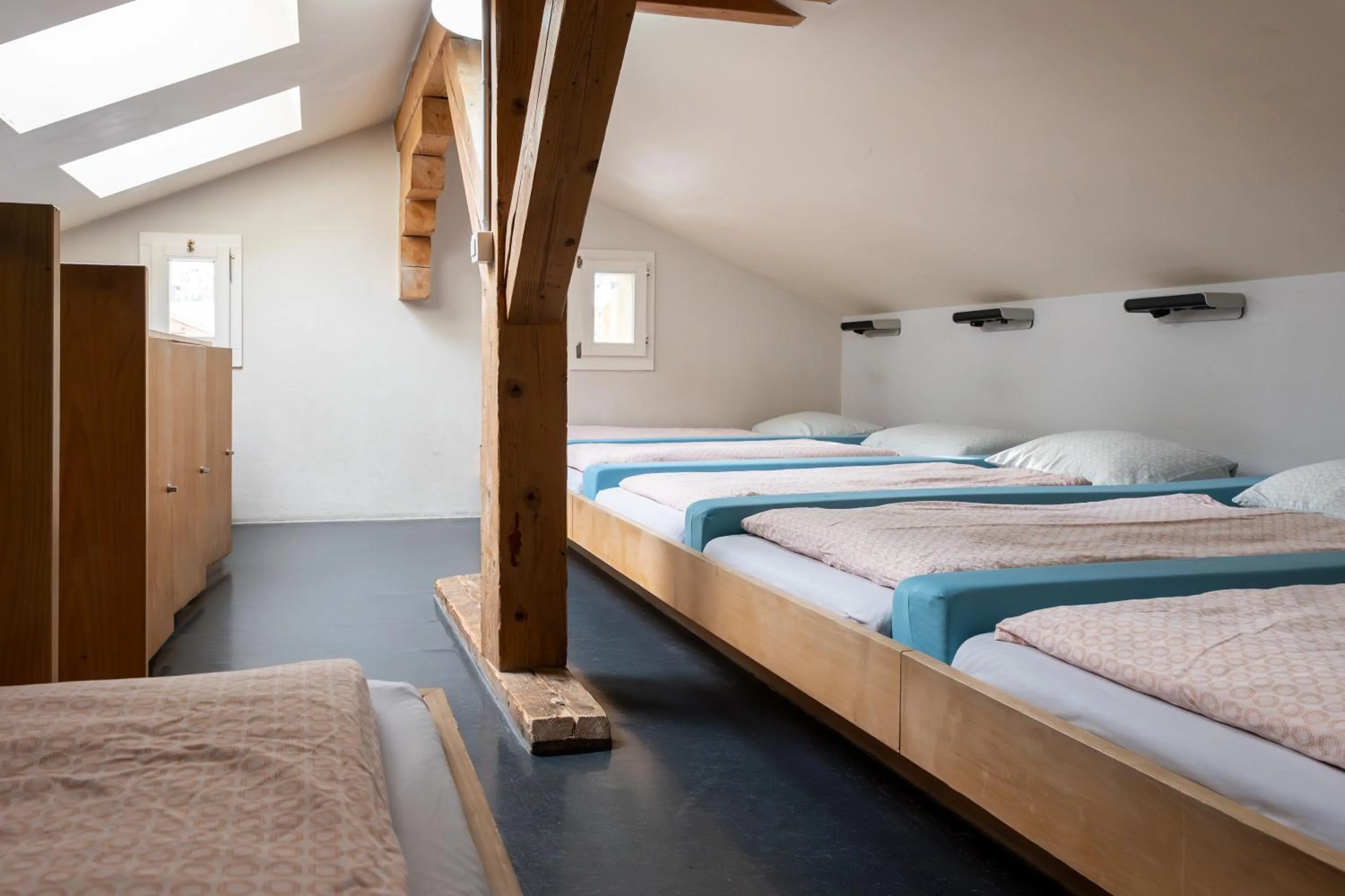 Bedroom, Bed in Zermatt Youth Hostel