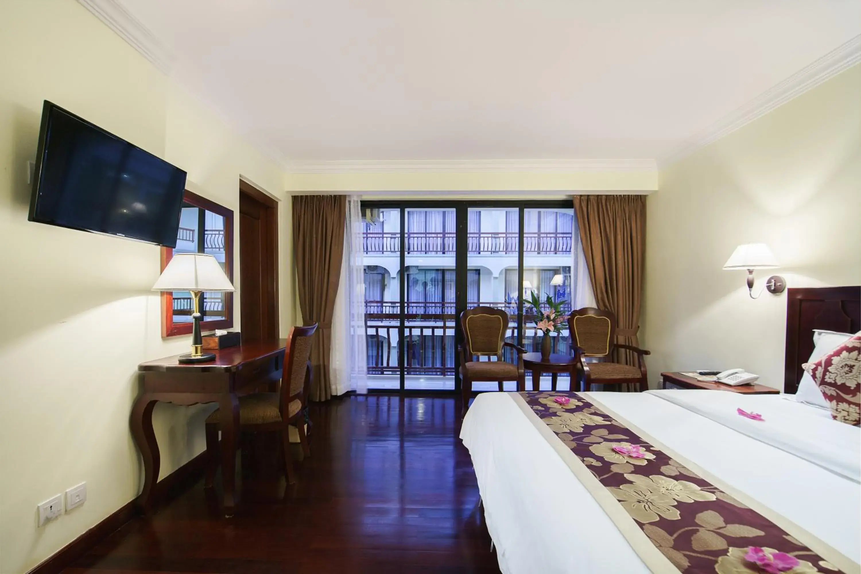 Photo of the whole room, Bed in Smiling Deluxe Hotel Photo of the whole room, Bed in Smiling Deluxe Hotel