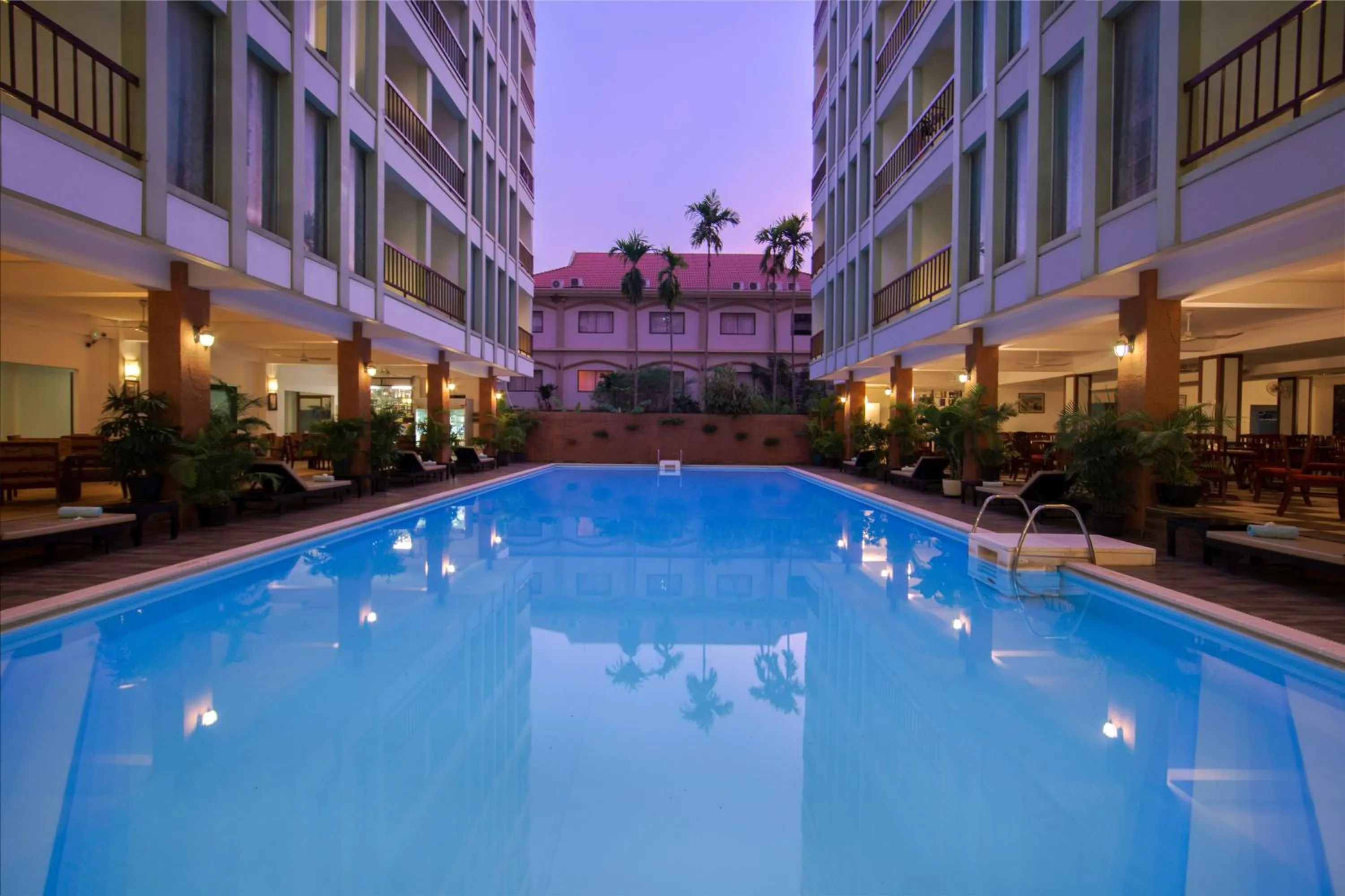 Swimming pool in Smiling Deluxe Hotel