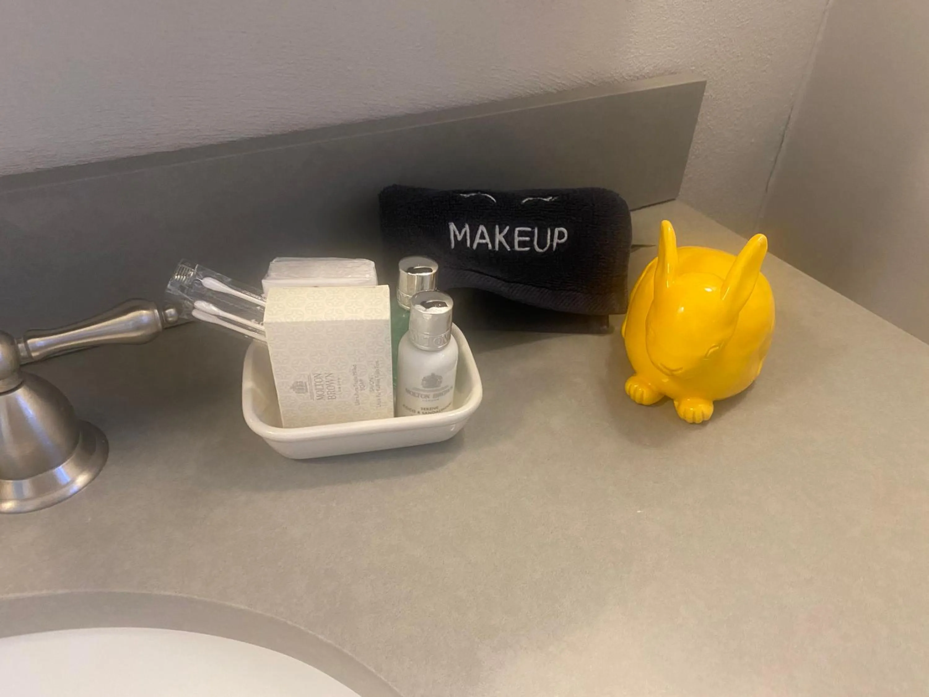 Bathroom in Western Front Hotel