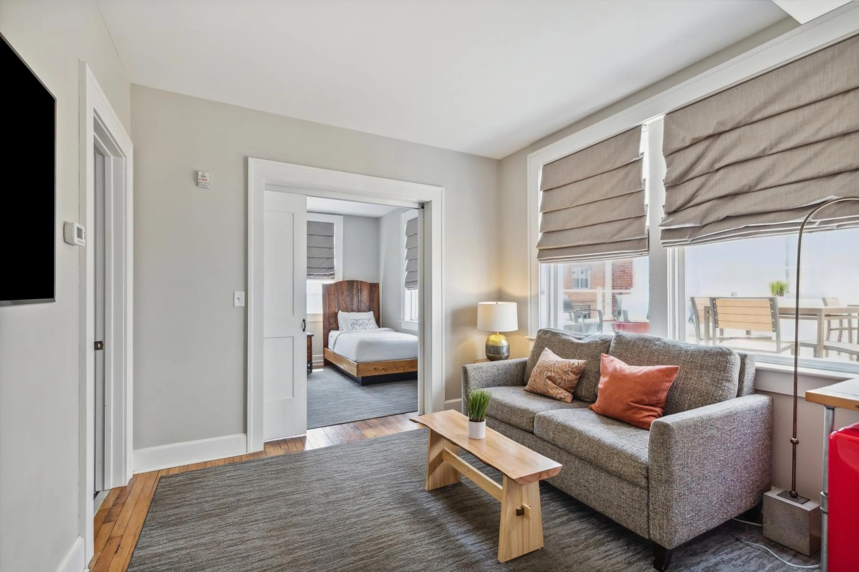 Living room, Bed in Western Front Hotel