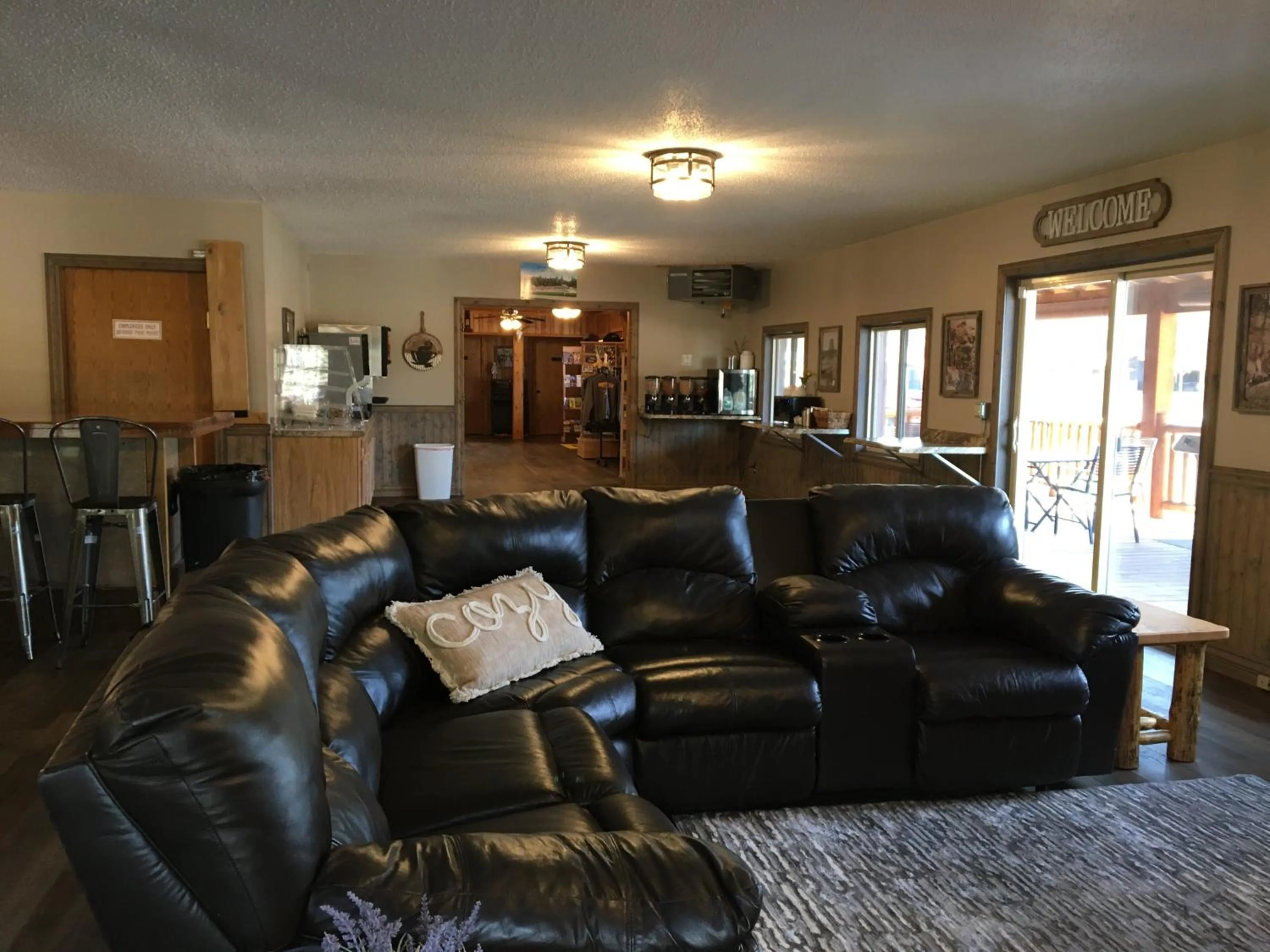 Communal lounge/ TV room in Rockerville Lodge & Cabins