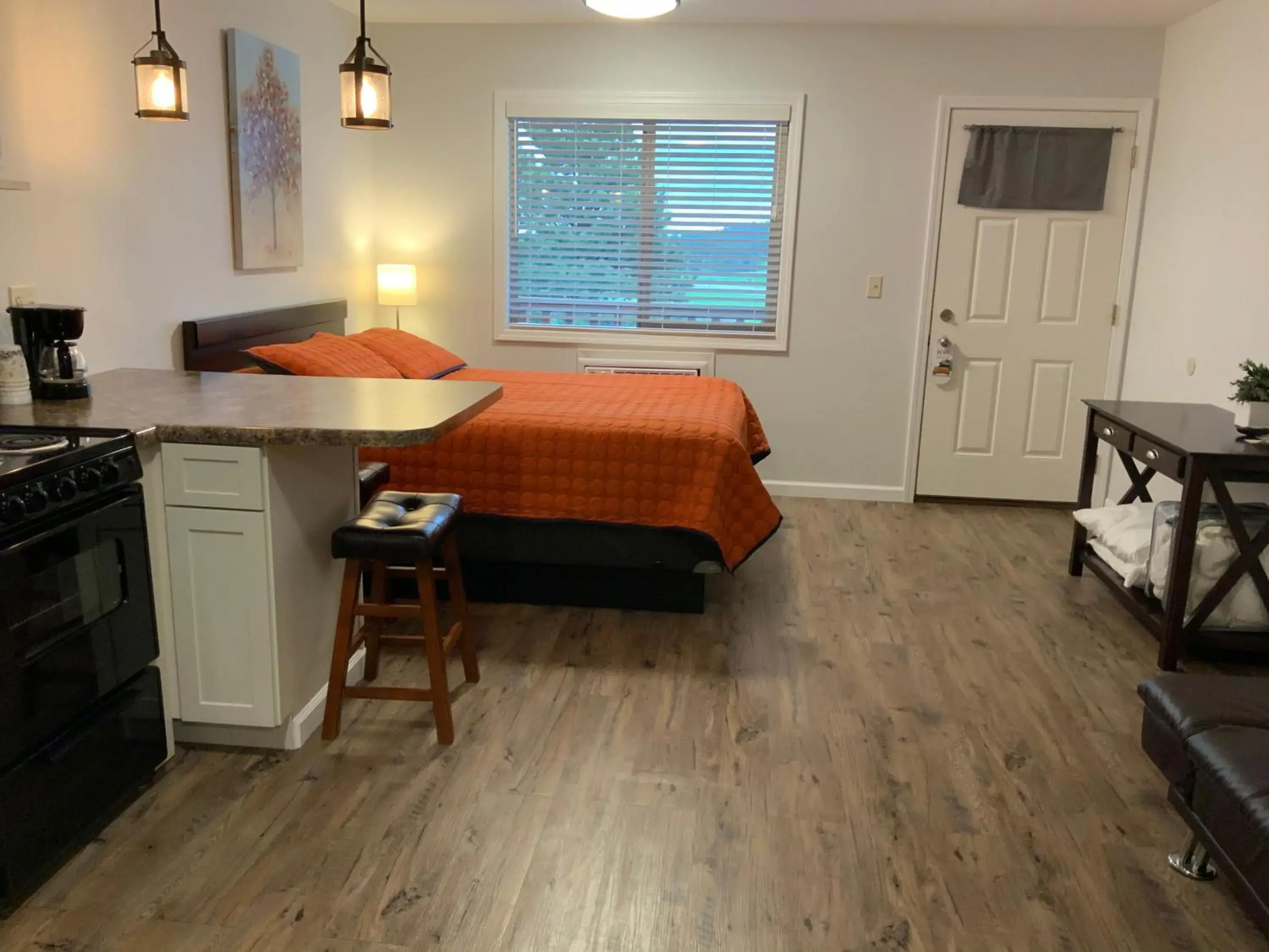 Deluxe Queen Studio in Rockerville Lodge & Cabins Deluxe Queen Studio in Rockerville Lodge & Cabins