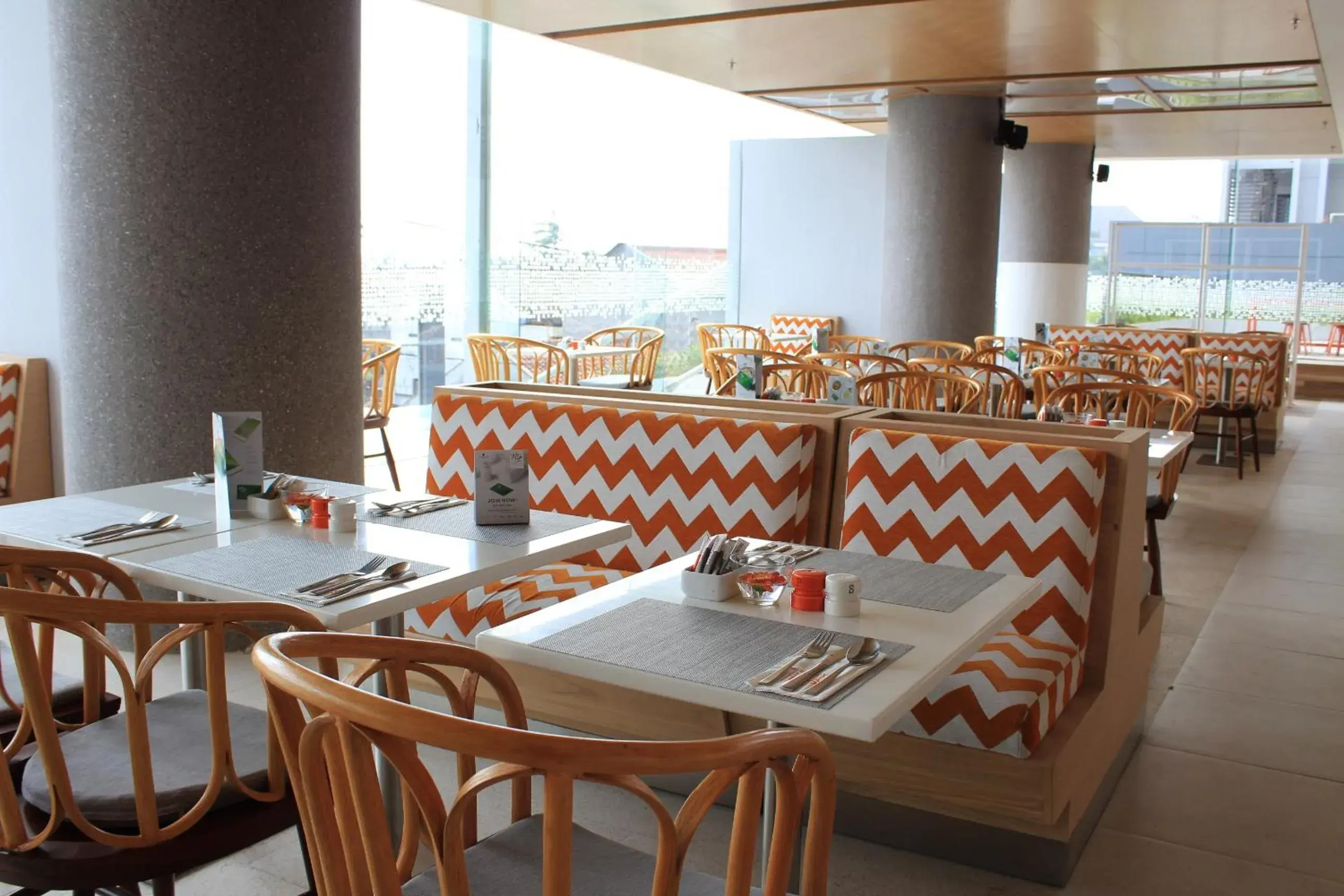 Restaurant/places to eat in HARRIS Hotel & Conventions Solo Restaurant/places to eat in HARRIS Hotel & Conventions Solo