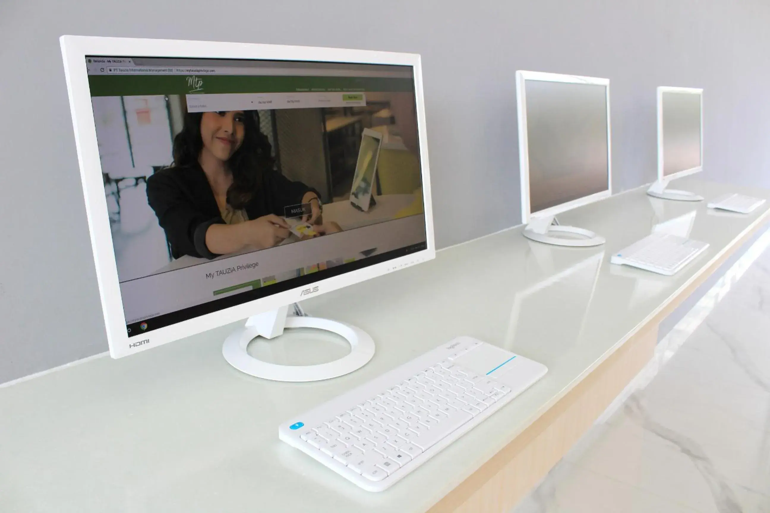 Lobby or reception in HARRIS Hotel & Conventions Solo Lobby or reception in HARRIS Hotel & Conventions Solo