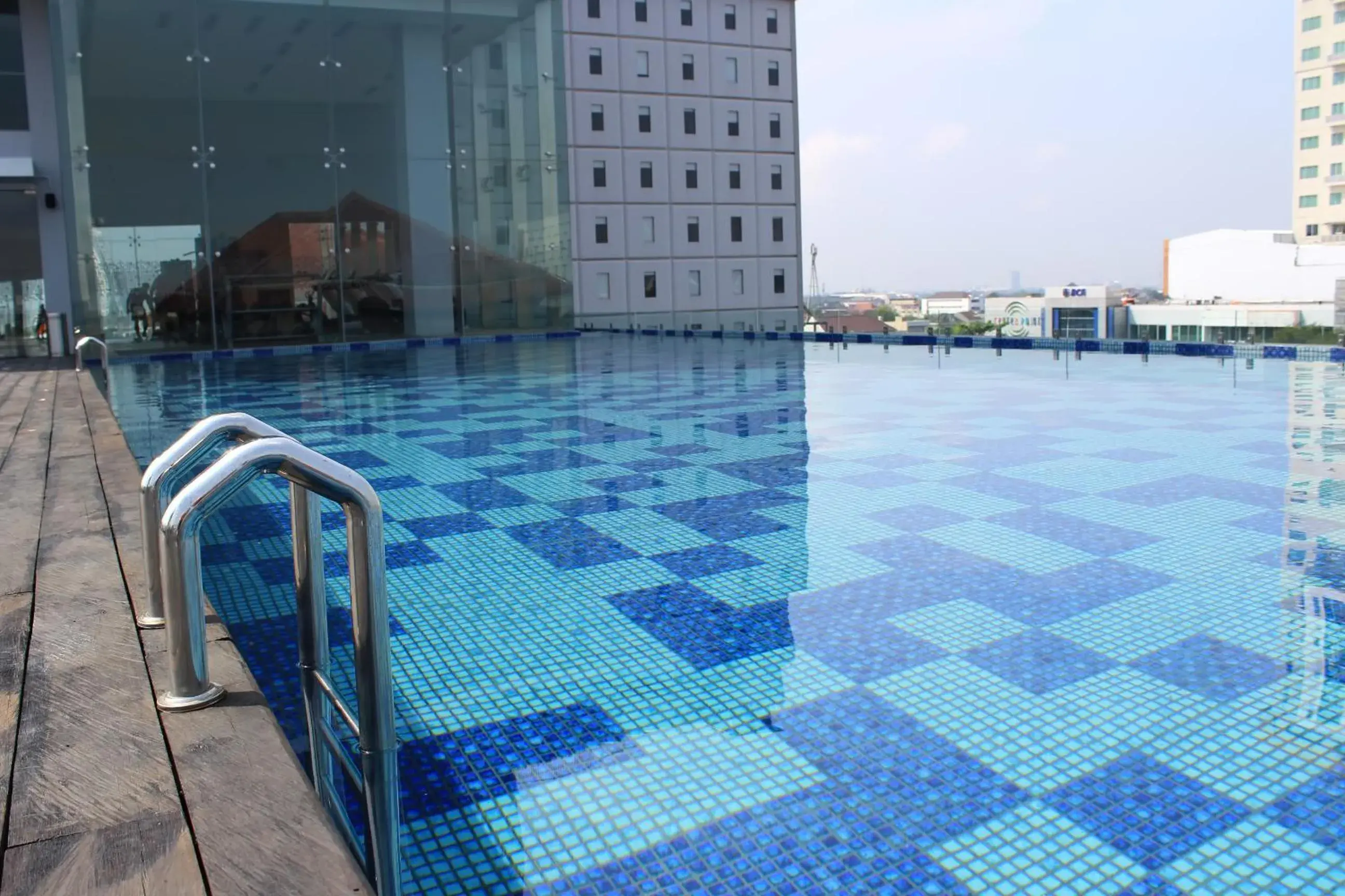 Swimming pool in HARRIS Hotel & Conventions Solo Swimming pool in HARRIS Hotel & Conventions Solo