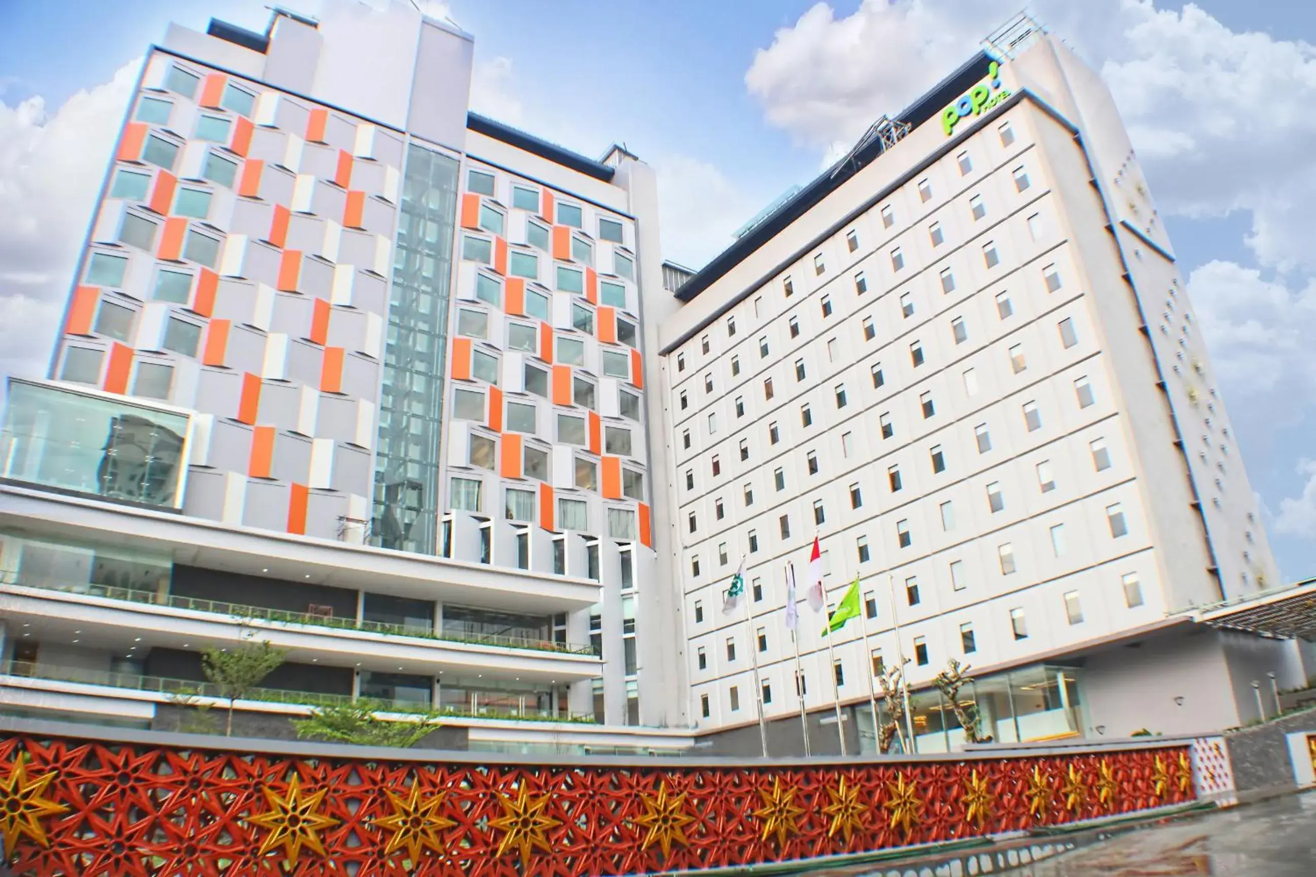 Facade/entrance in HARRIS Hotel & Conventions Solo Facade/entrance in HARRIS Hotel & Conventions Solo