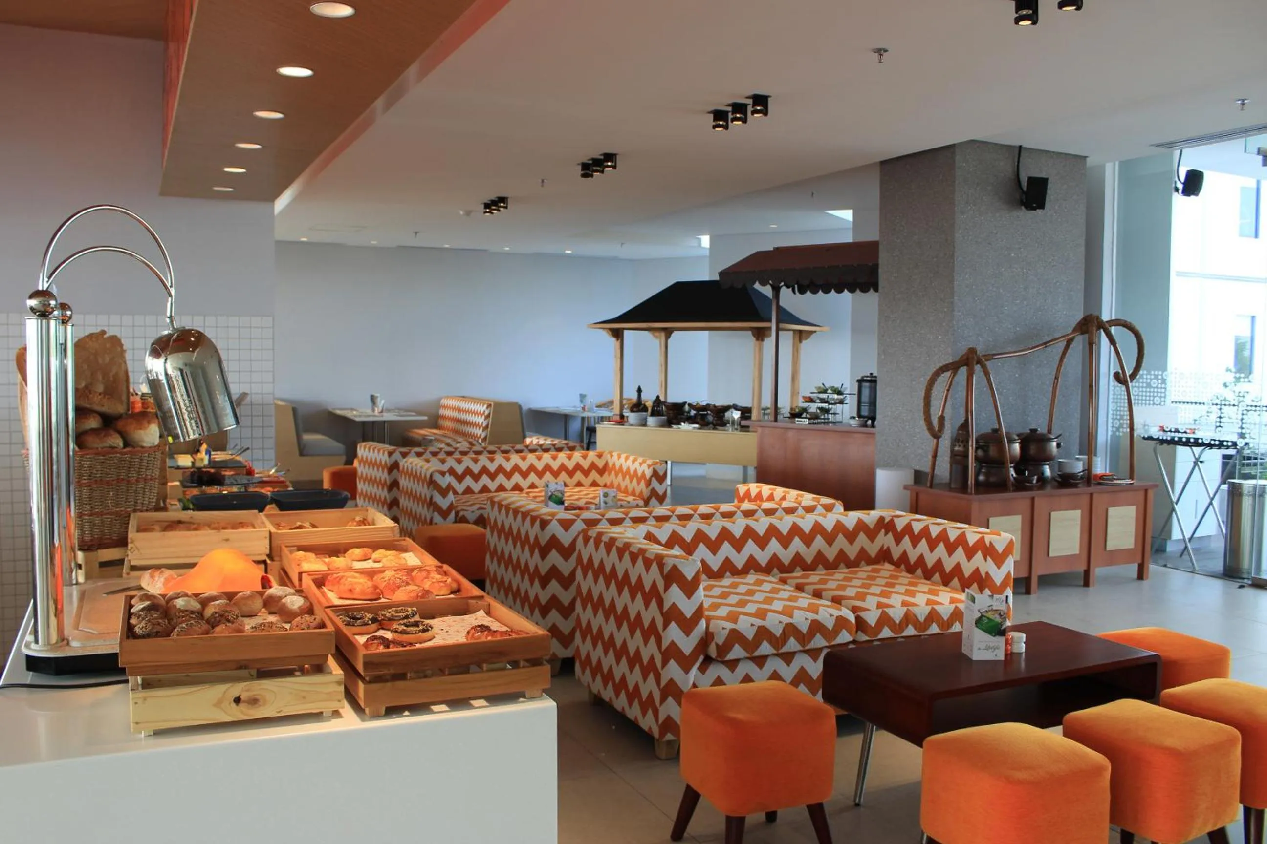 Restaurant/places to eat in HARRIS Hotel & Conventions Solo