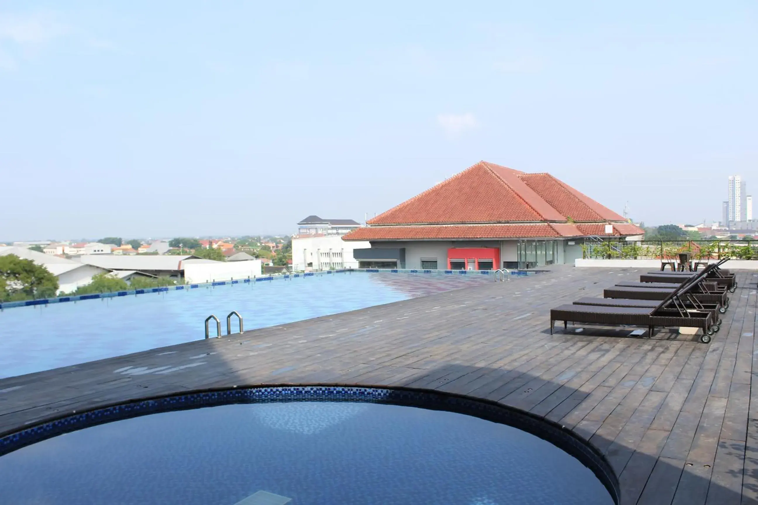 Swimming pool in HARRIS Hotel & Conventions Solo Swimming pool in HARRIS Hotel & Conventions Solo