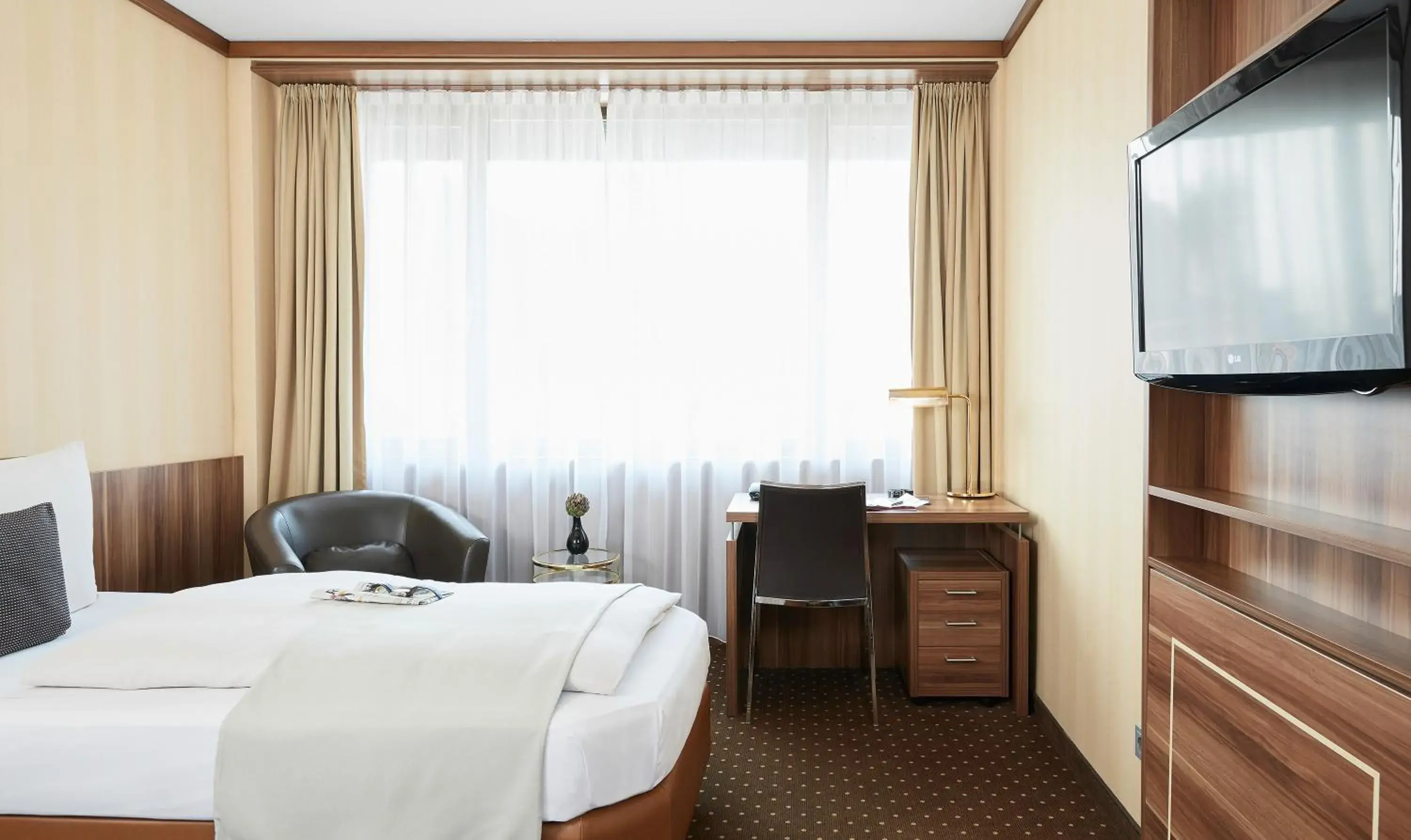 Photo of the whole room, Bed in Living Hotel Düsseldorf Photo of the whole room, Bed in Living Hotel Düsseldorf