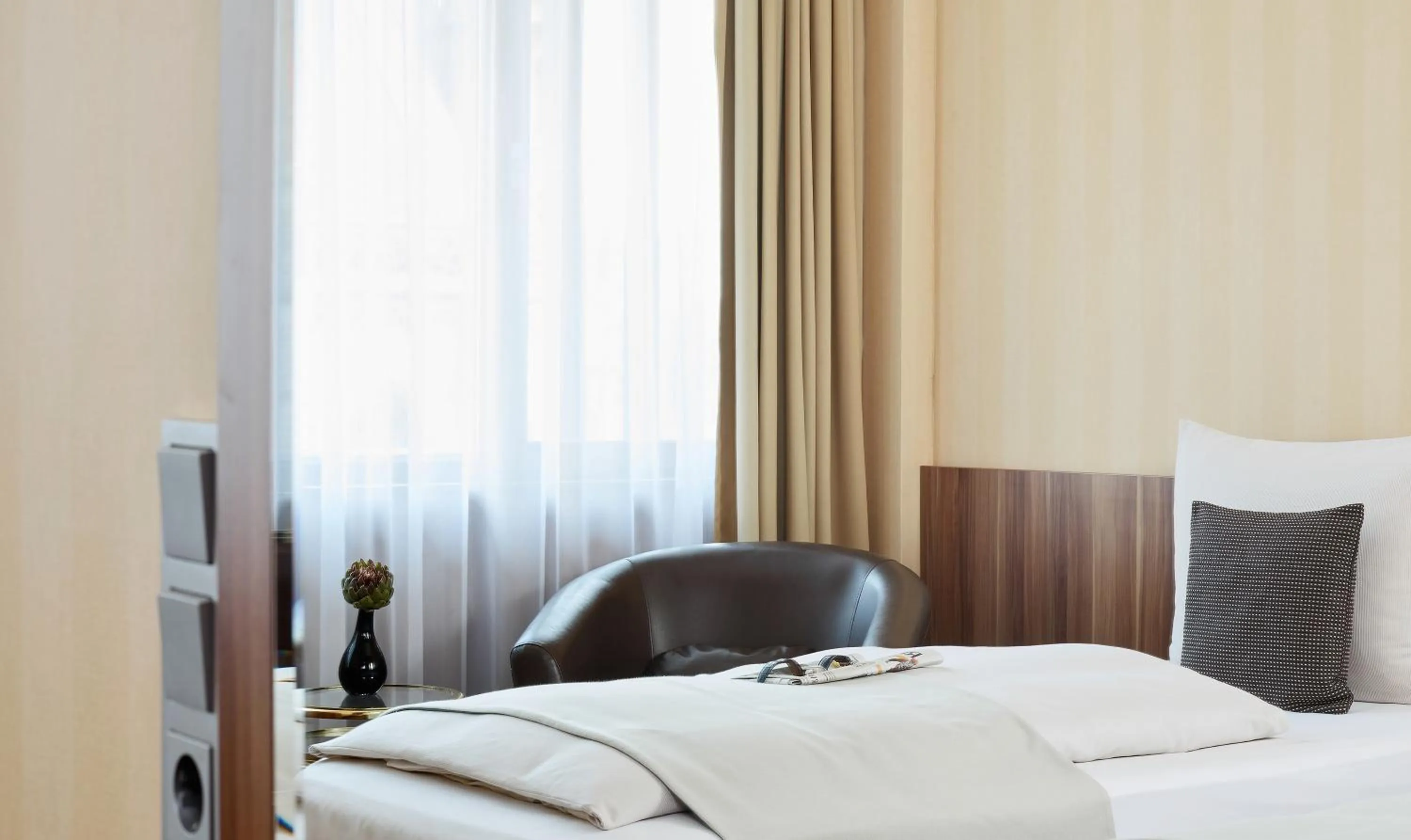 Photo of the whole room, Bed in Living Hotel Düsseldorf