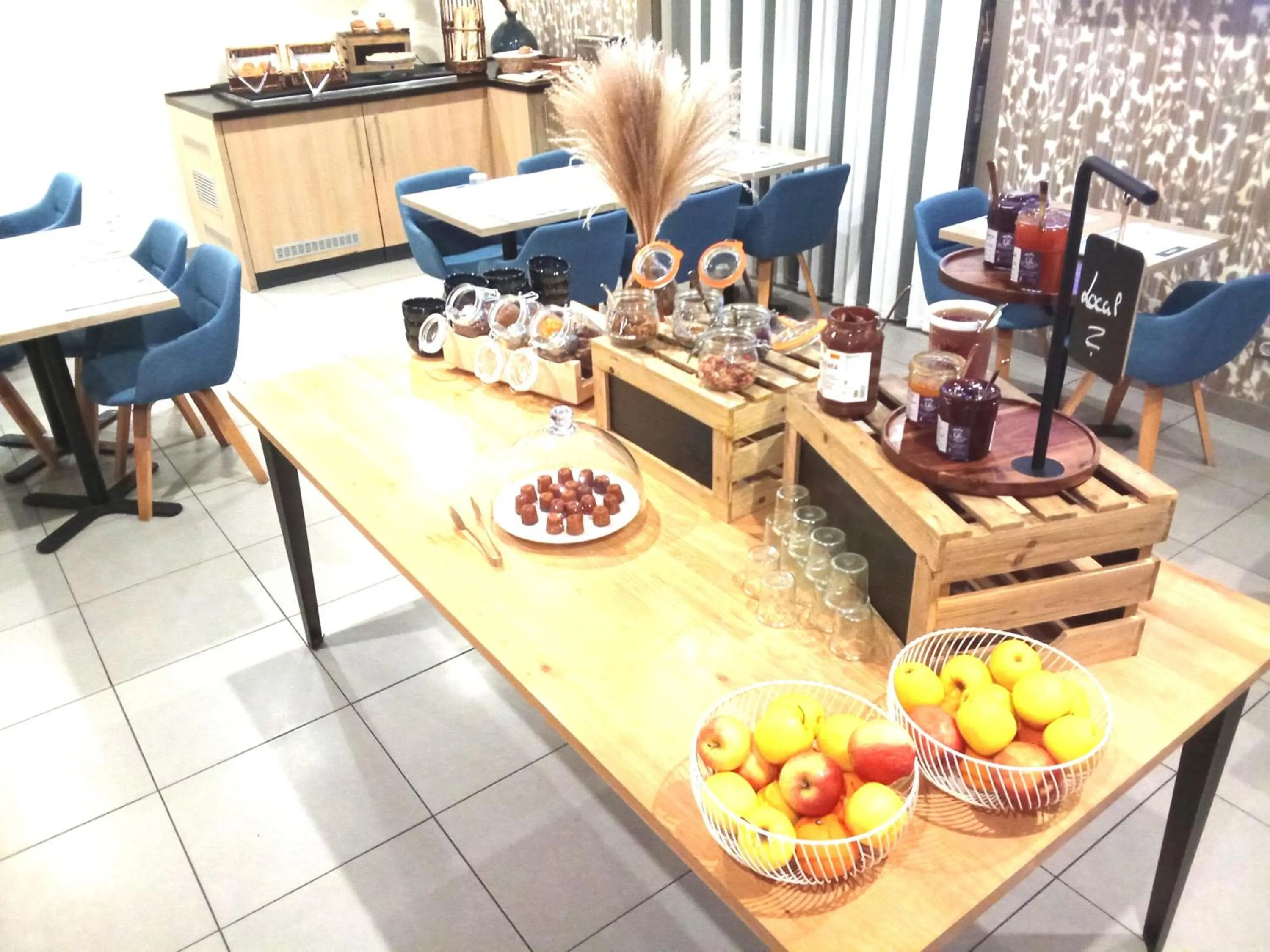 Buffet breakfast in Kyriad Bordeaux - Merignac Aéroport