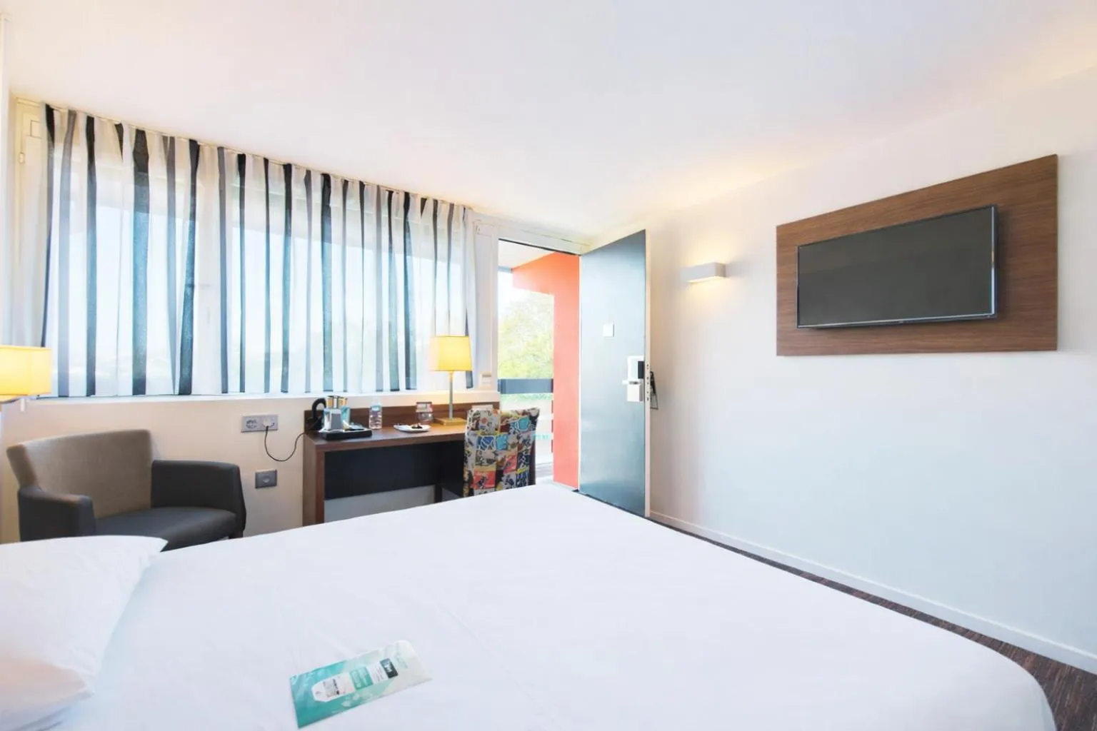 TV and multimedia, Bed in Kyriad Bordeaux - Merignac Aéroport