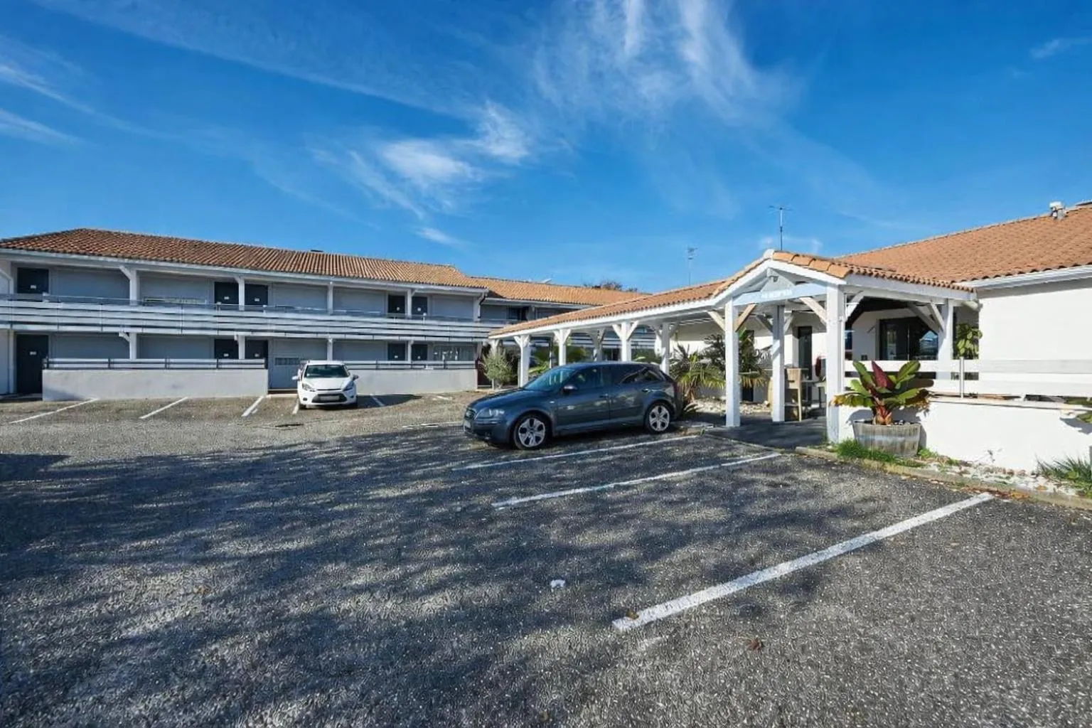 Property building in Kyriad Bordeaux - Merignac Aéroport