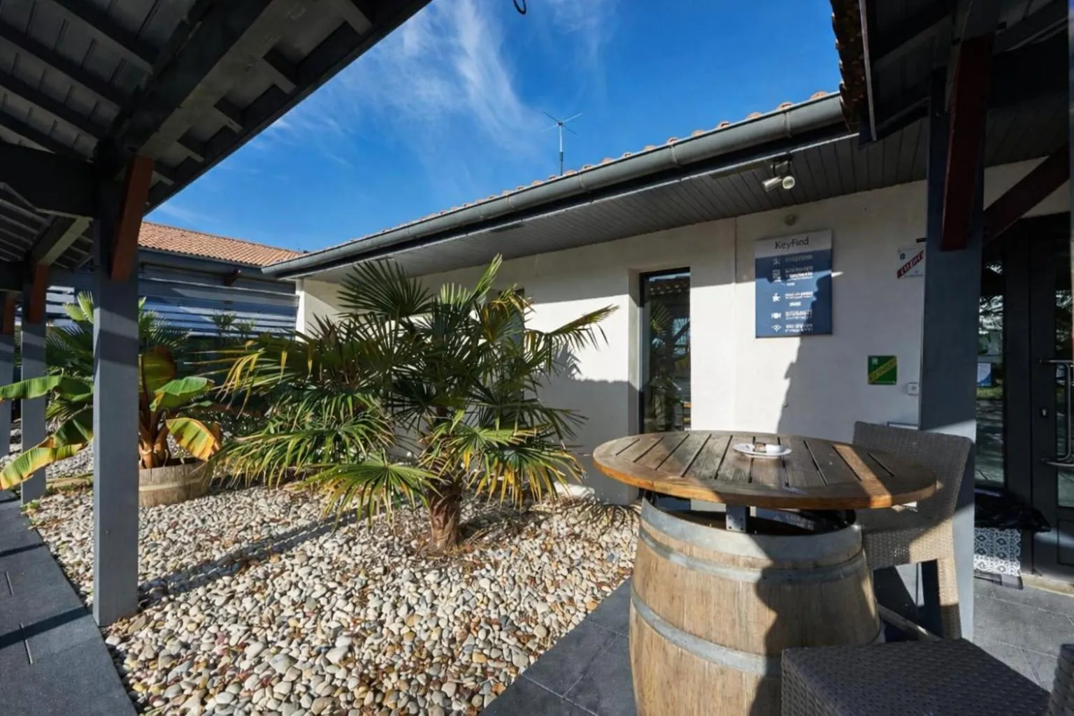 Property building in Kyriad Bordeaux - Merignac Aéroport