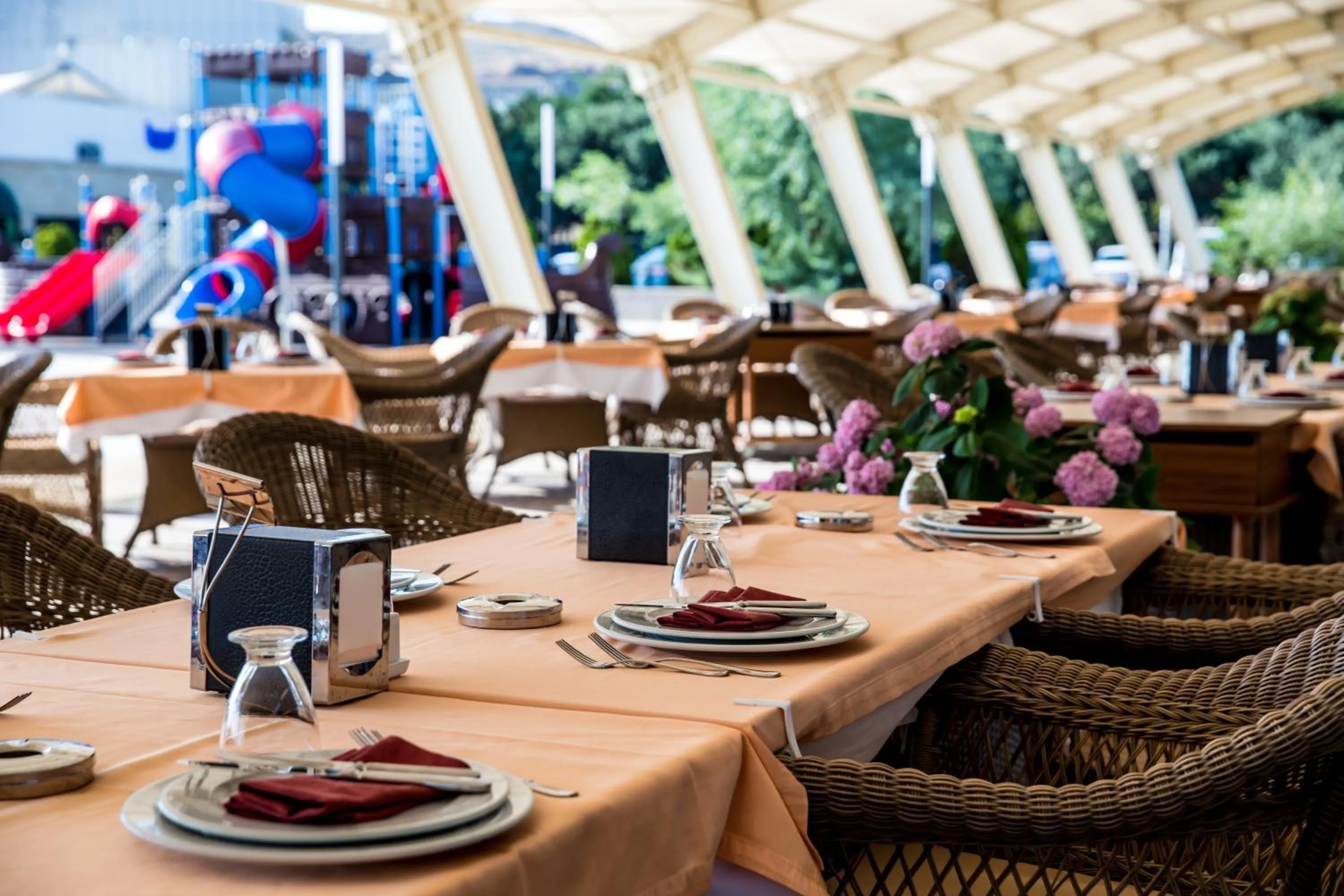 Restaurant/places to eat in Ramada by Wyndham Baku