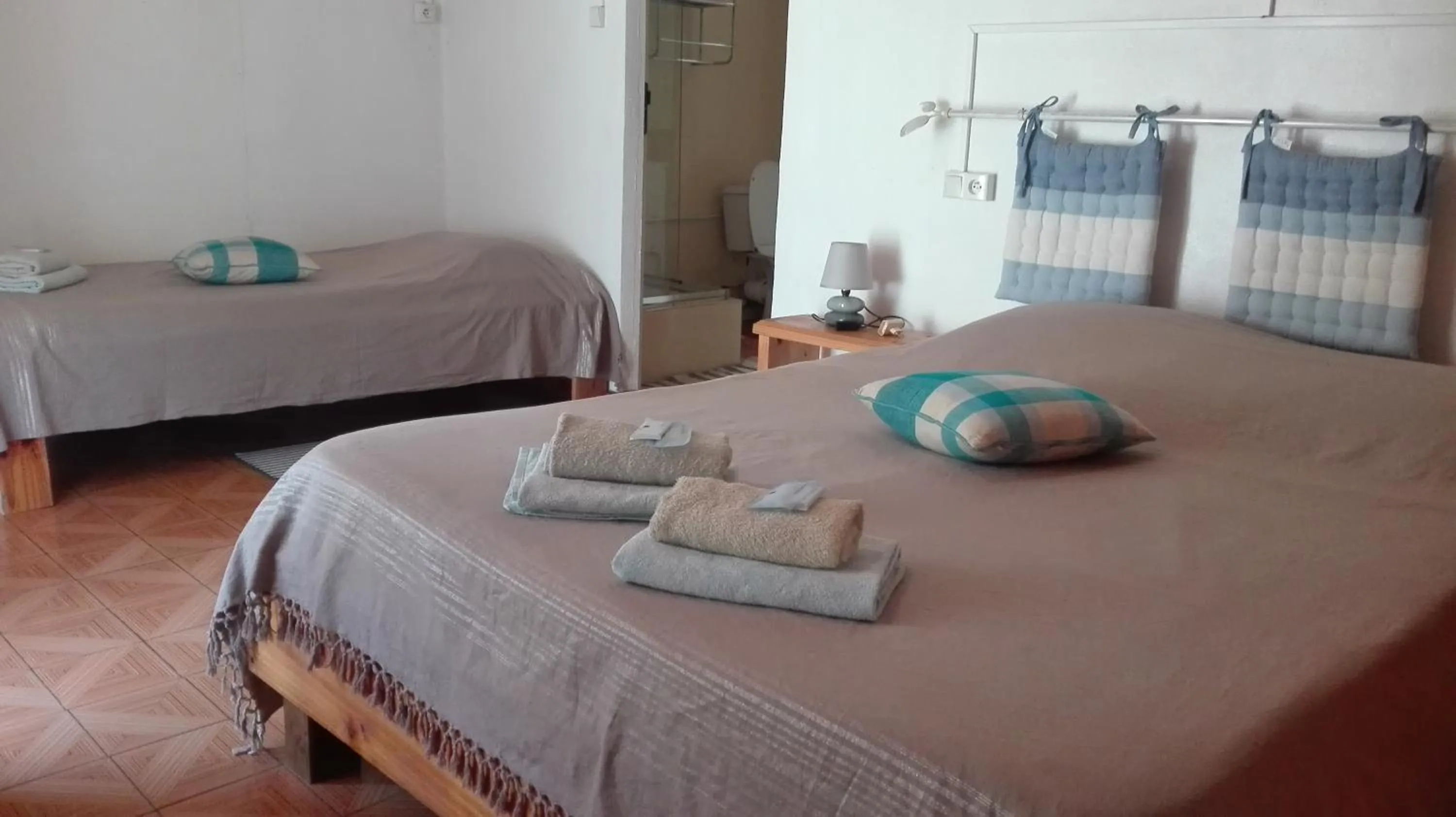 Photo of the whole room, Bed in le p'ti blanc des "o"