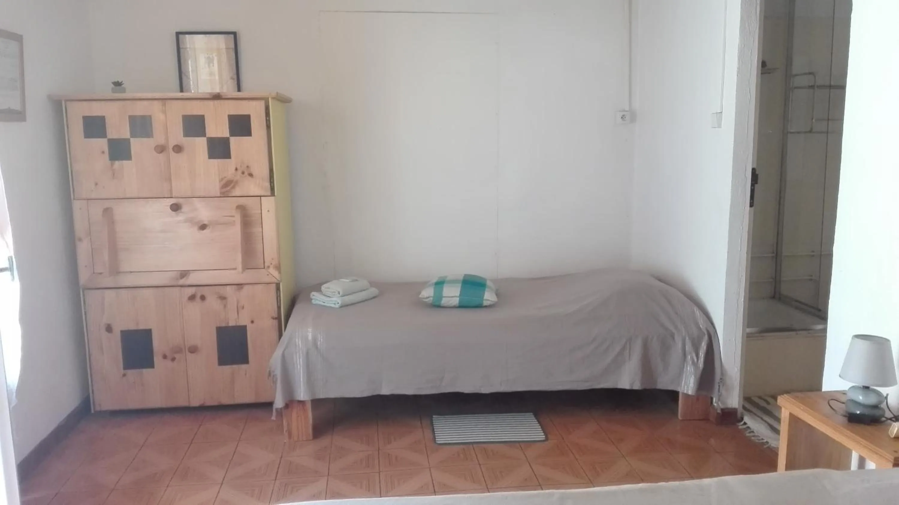 Photo of the whole room, Bed in le p'ti blanc des "o"