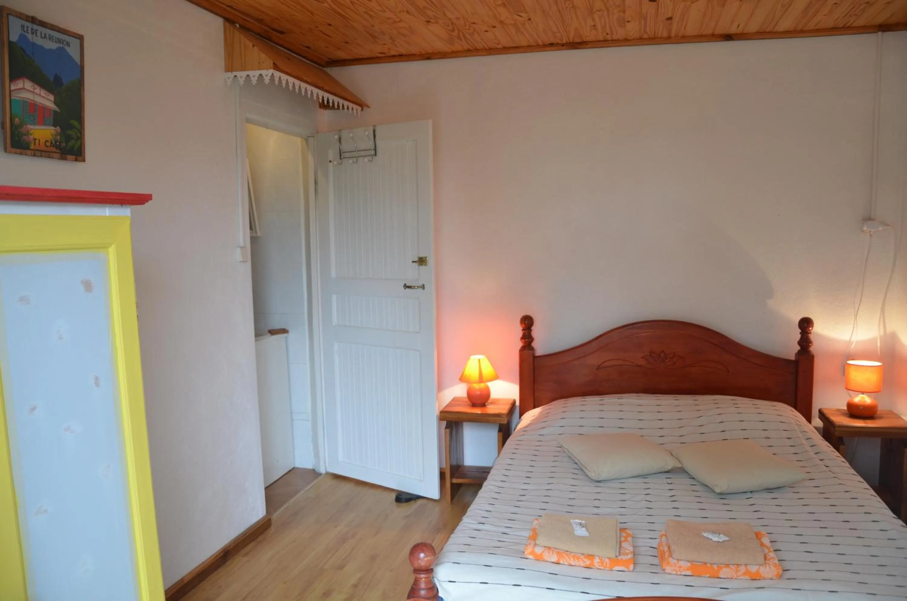 Bedroom, Bed in le p'ti blanc des "o"