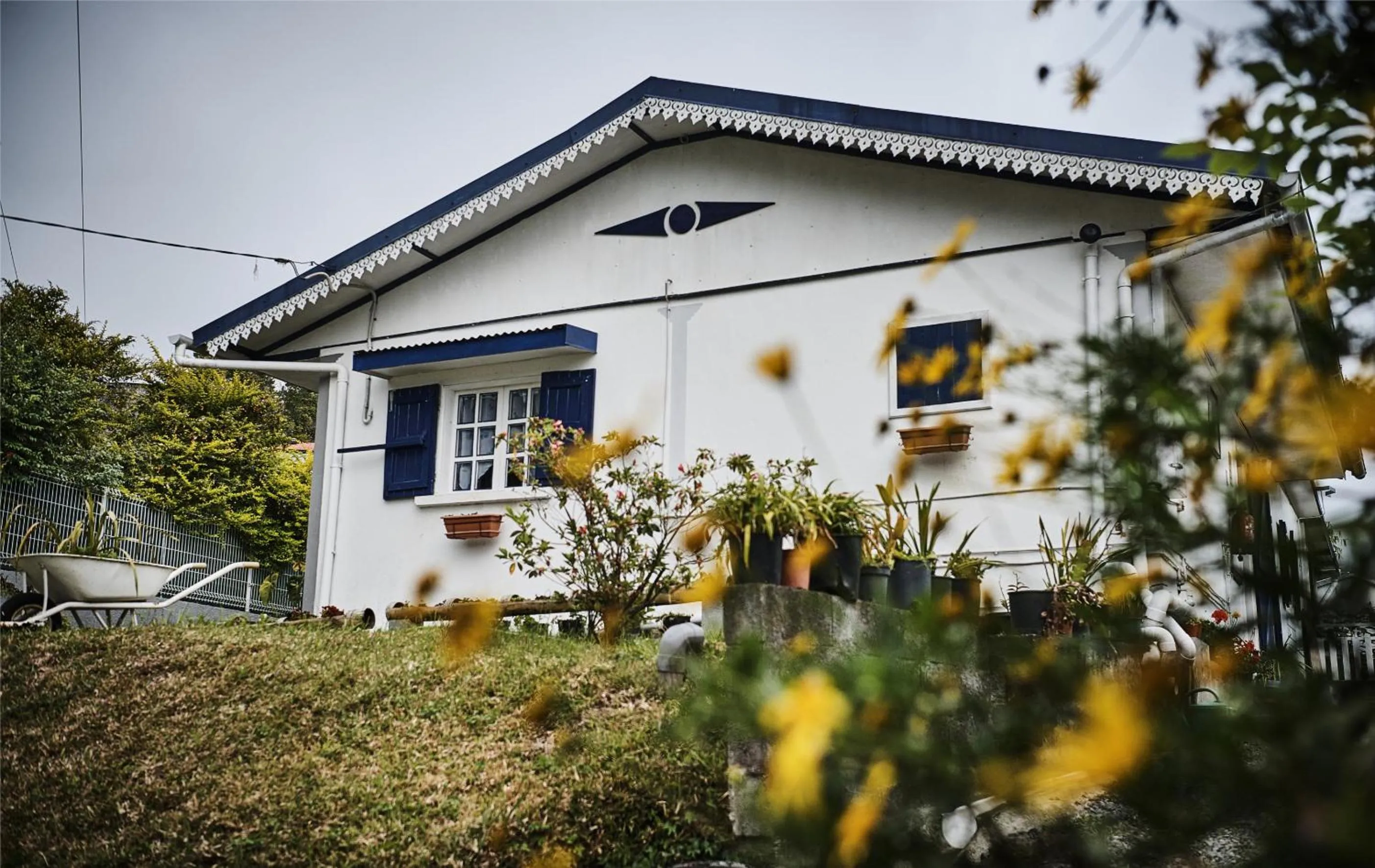 Facade/entrance in le p'ti blanc des "o"