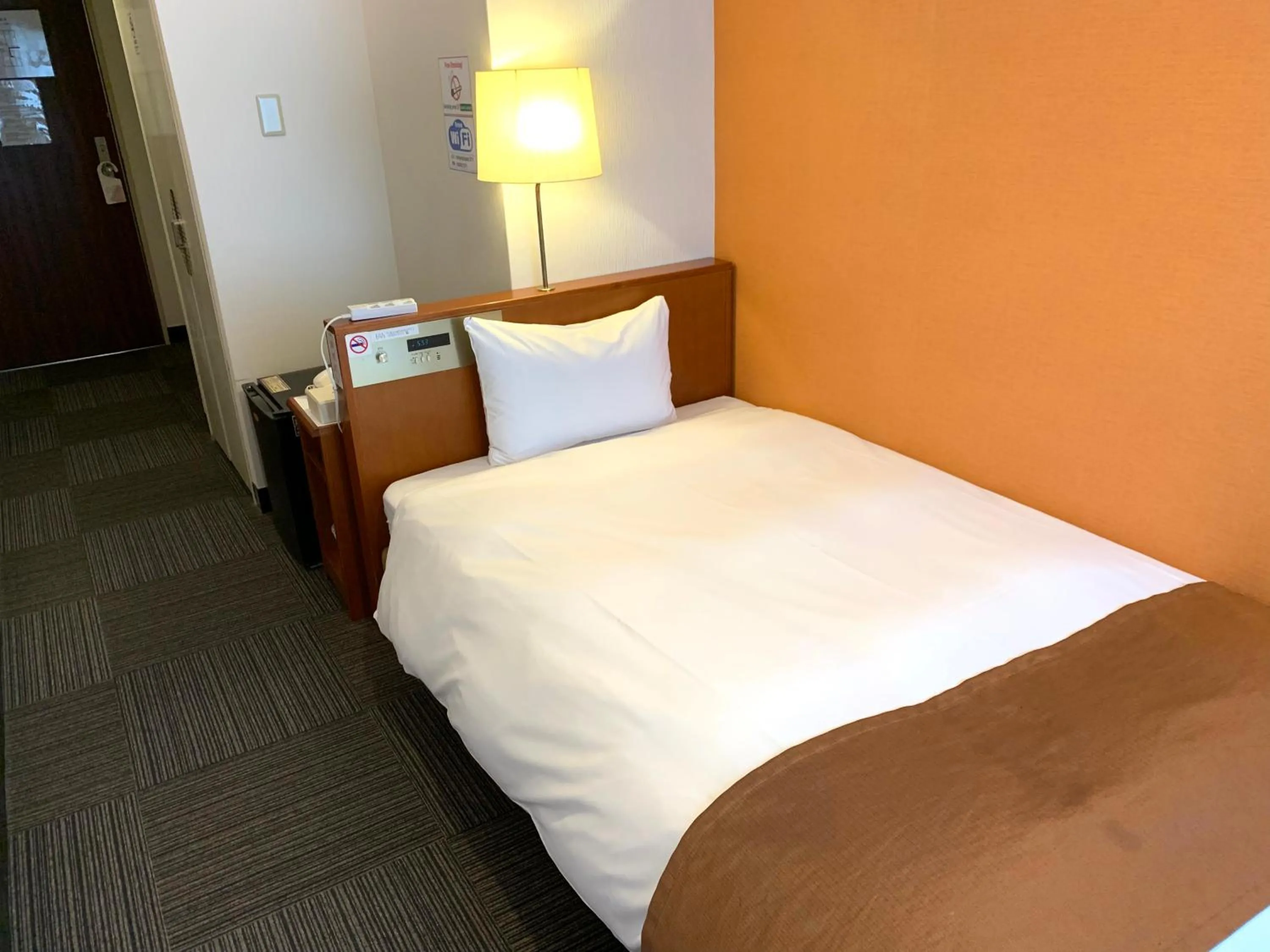 Bed in Tokyo Plaza Hotel