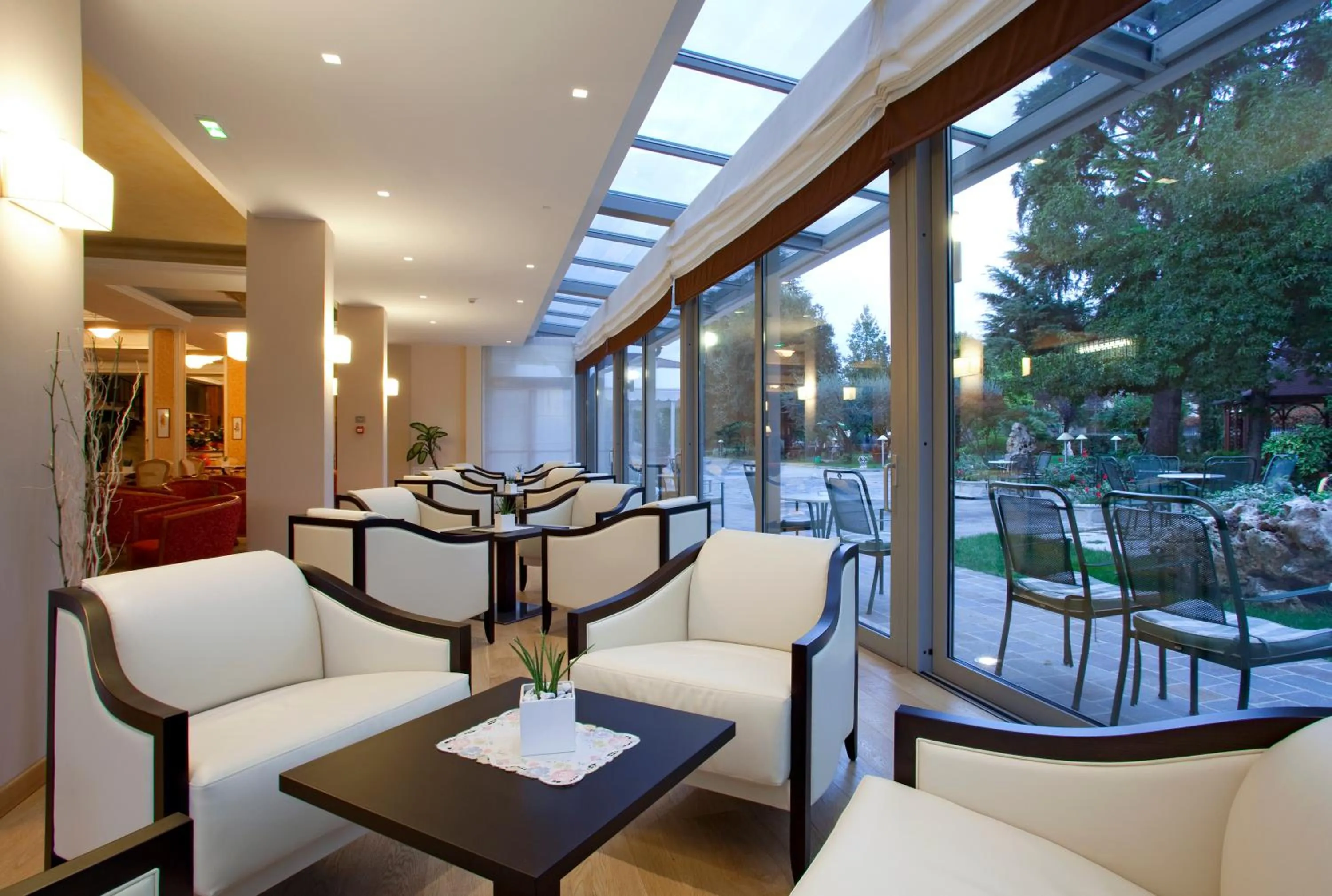 Communal lounge/ TV room in Hotel Harrys' Garden