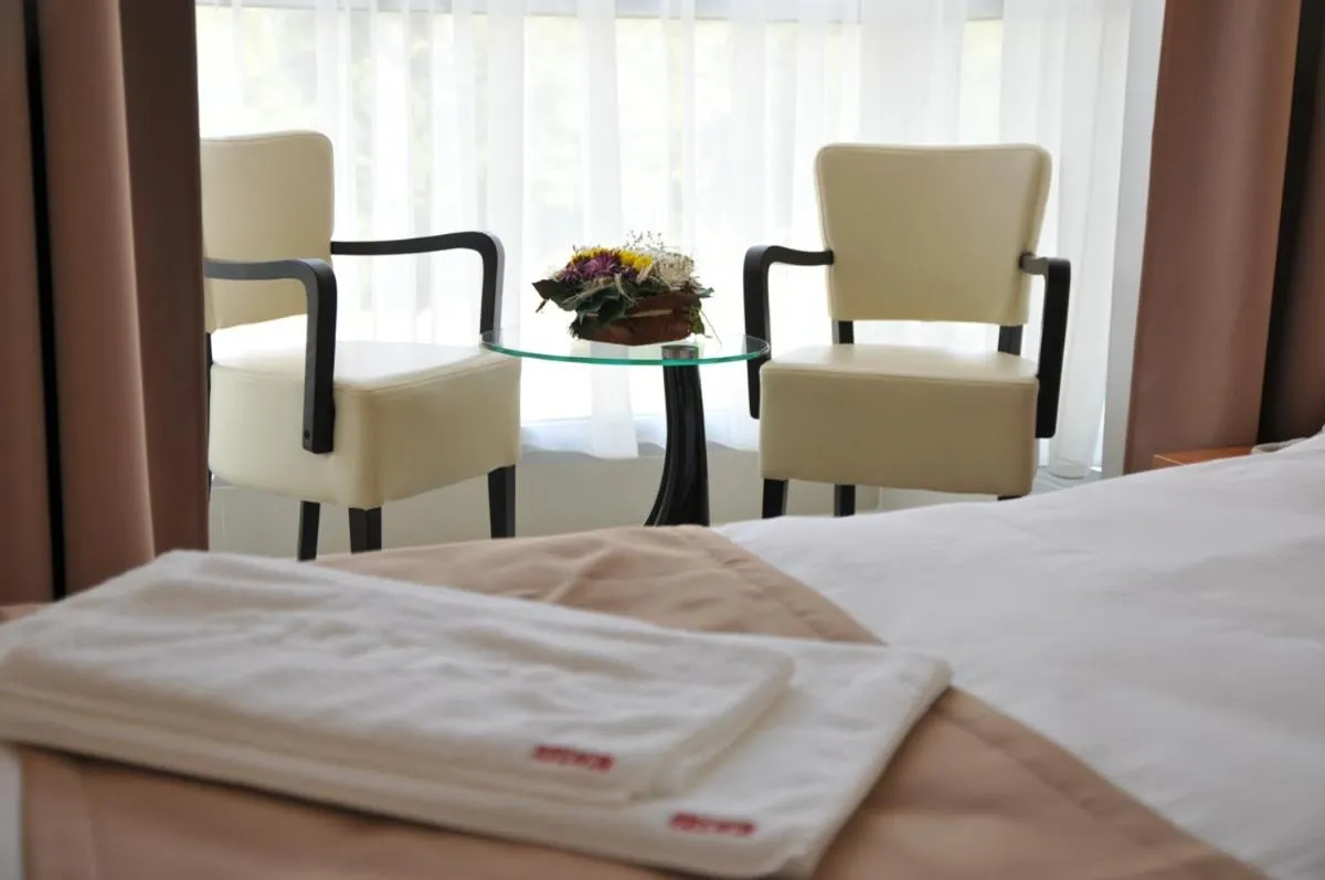 Seating area, Bed in Hotel Zeder Garni