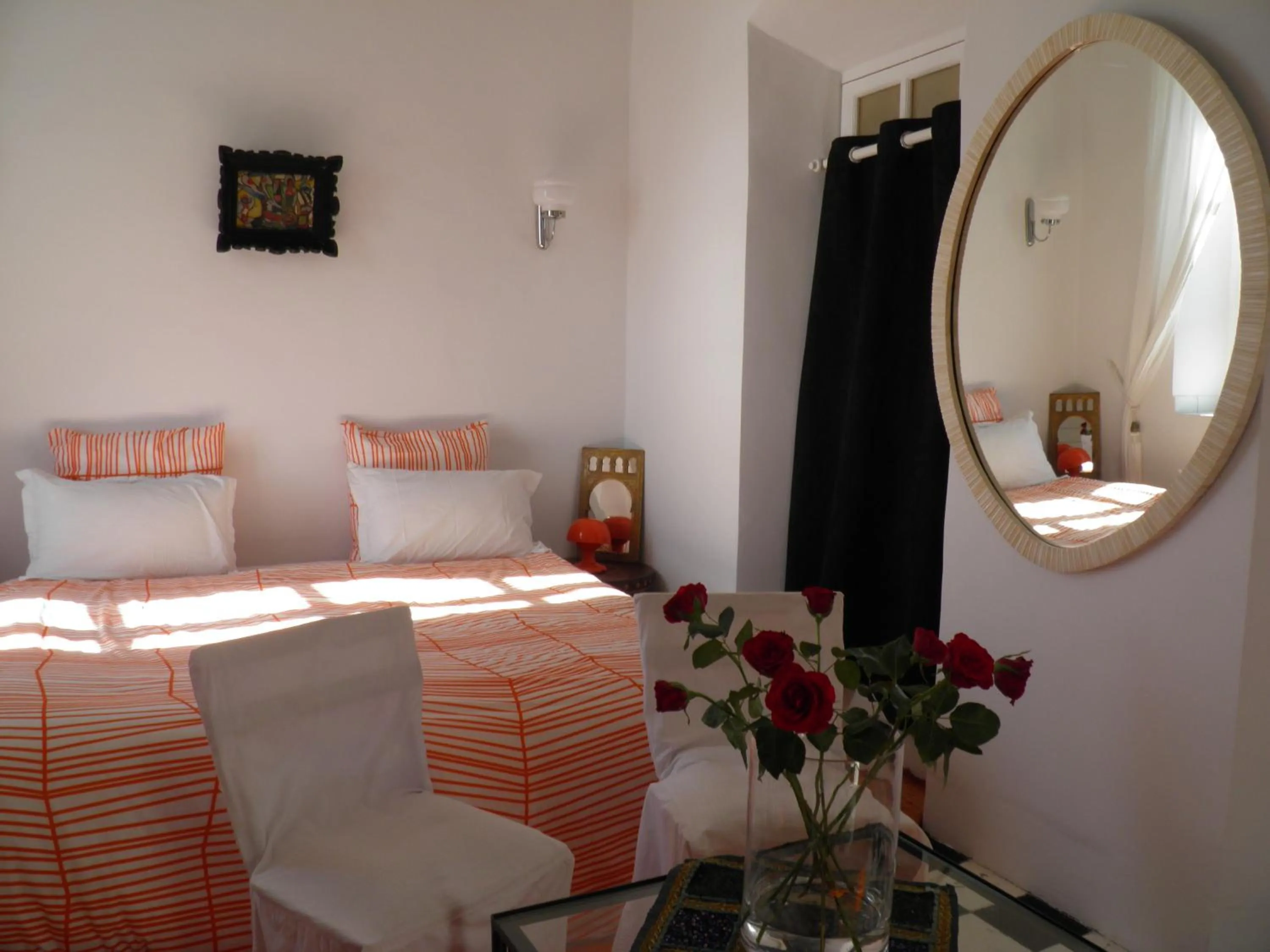 Photo of the whole room, Bed in La Maison des Artistes