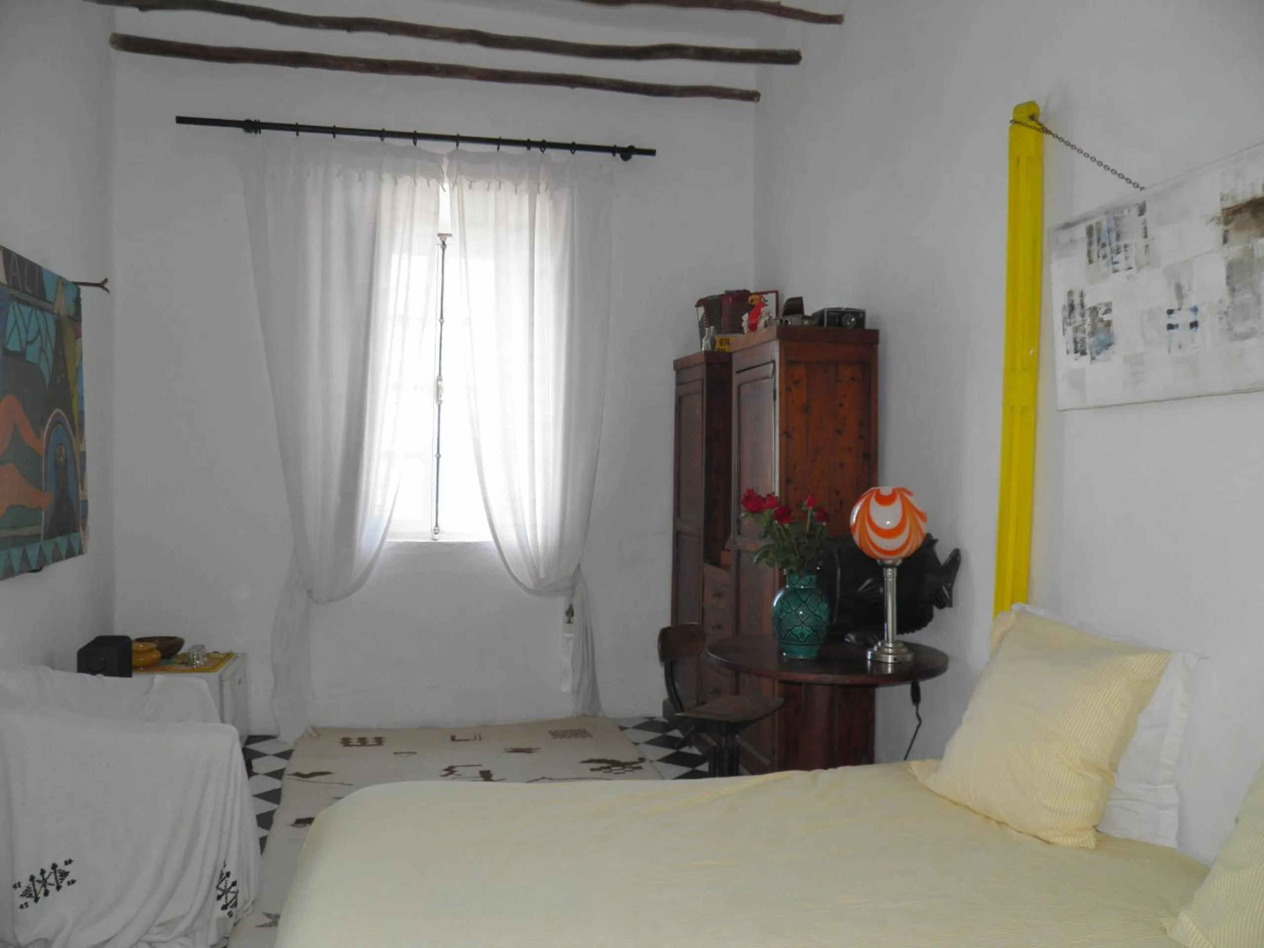 Photo of the whole room, Bed in La Maison des Artistes