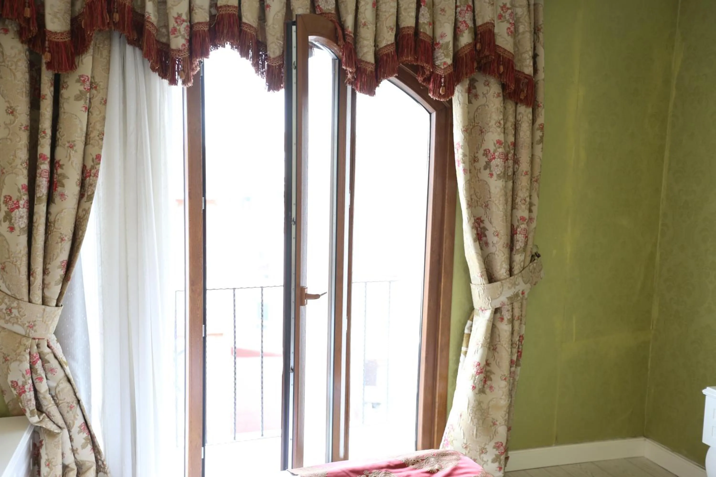Balcony/Terrace, Bed in Hotel Queens Land