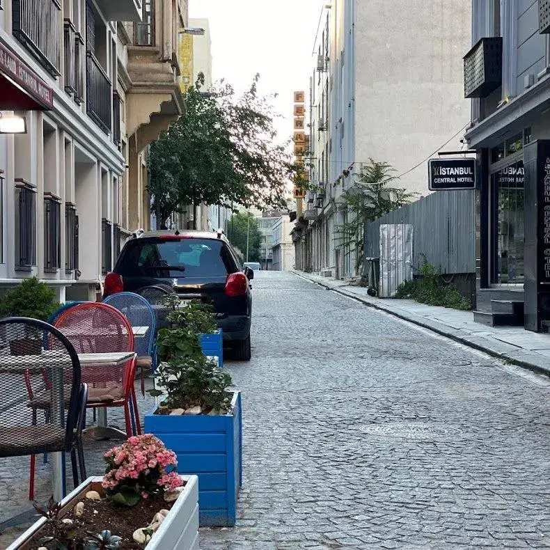 Quiet street view in Hotel Queens Land Quiet street view in Hotel Queens Land
