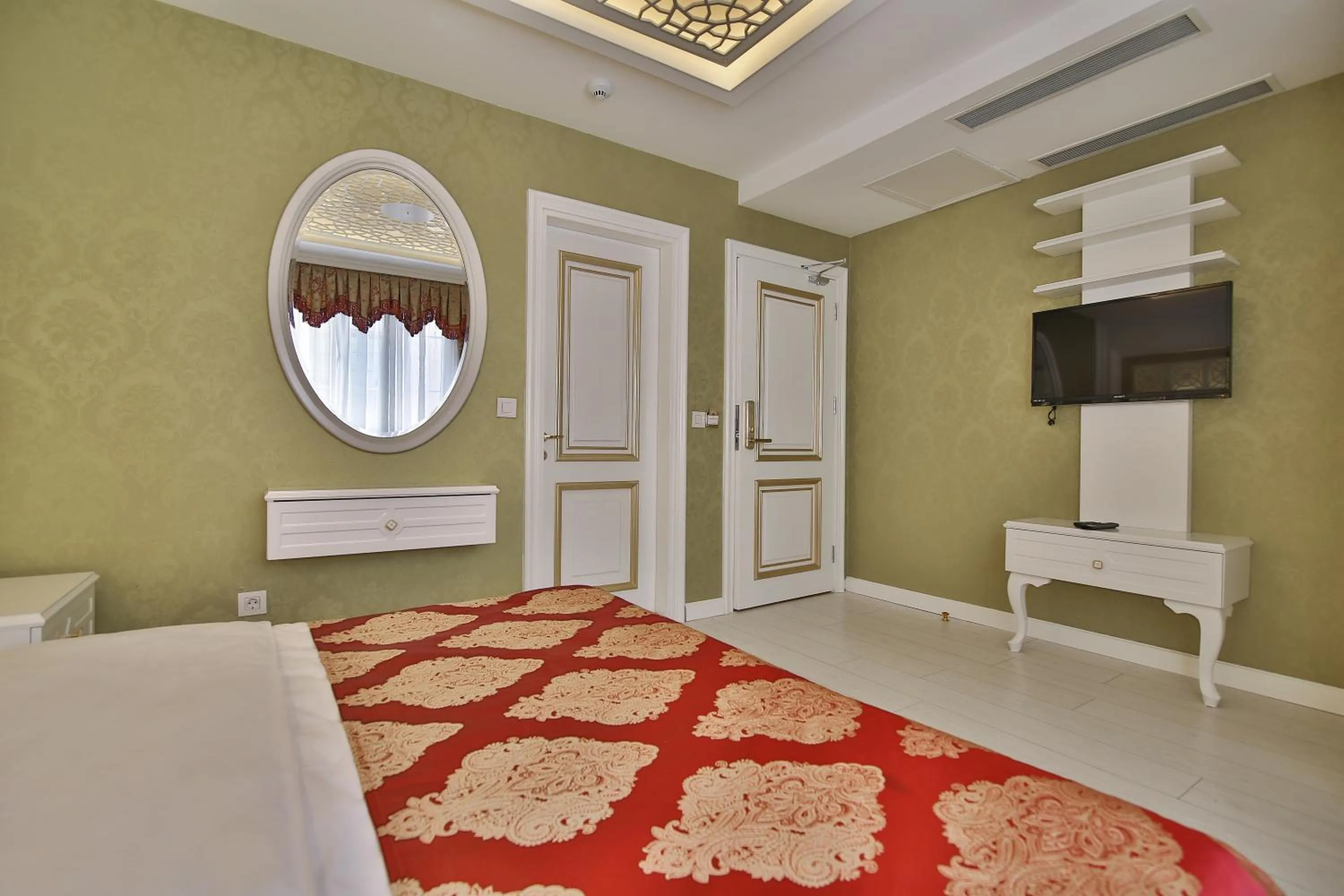 Decorative detail, Bed in Hotel Queens Land