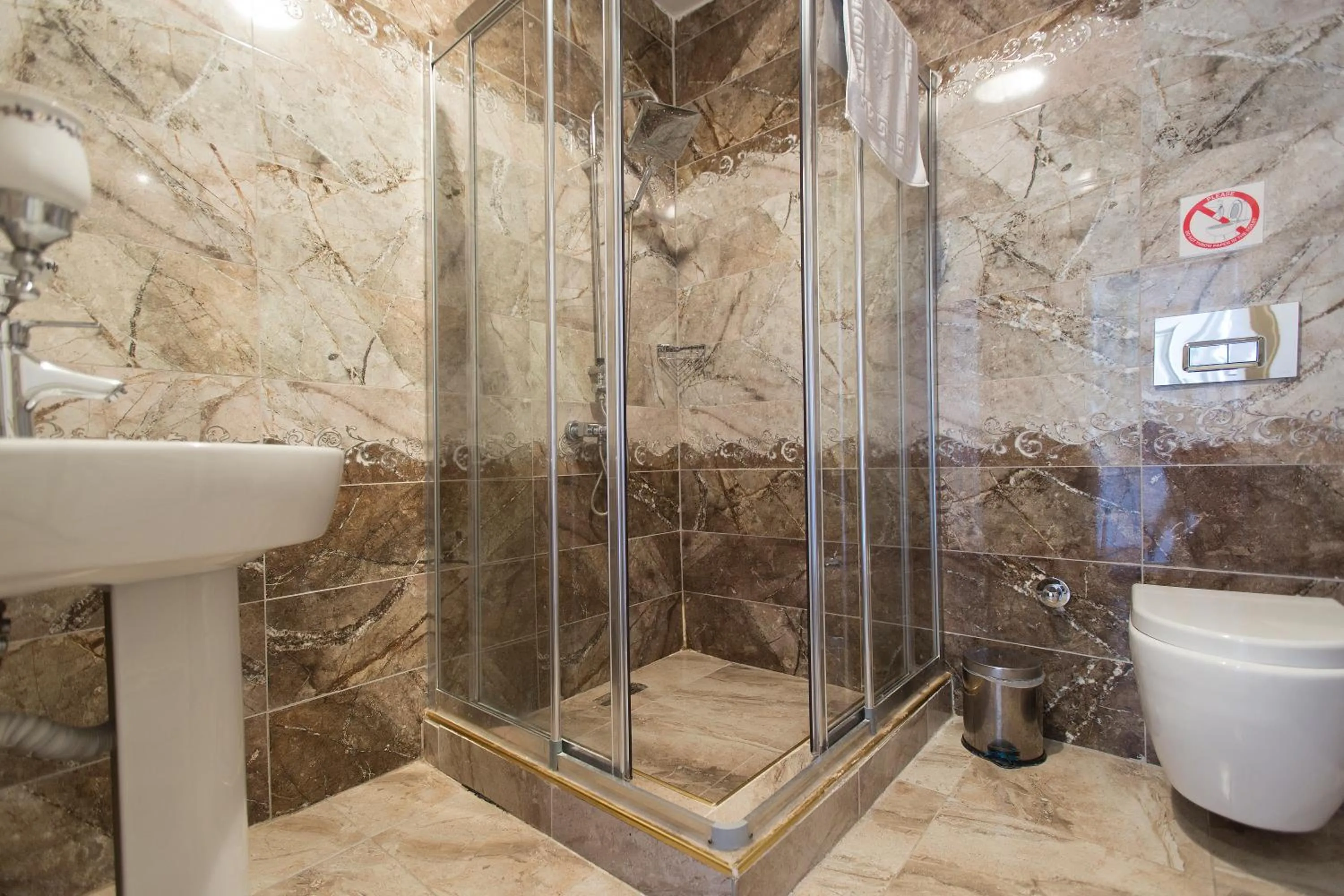 Bathroom in Hotel Queens Land