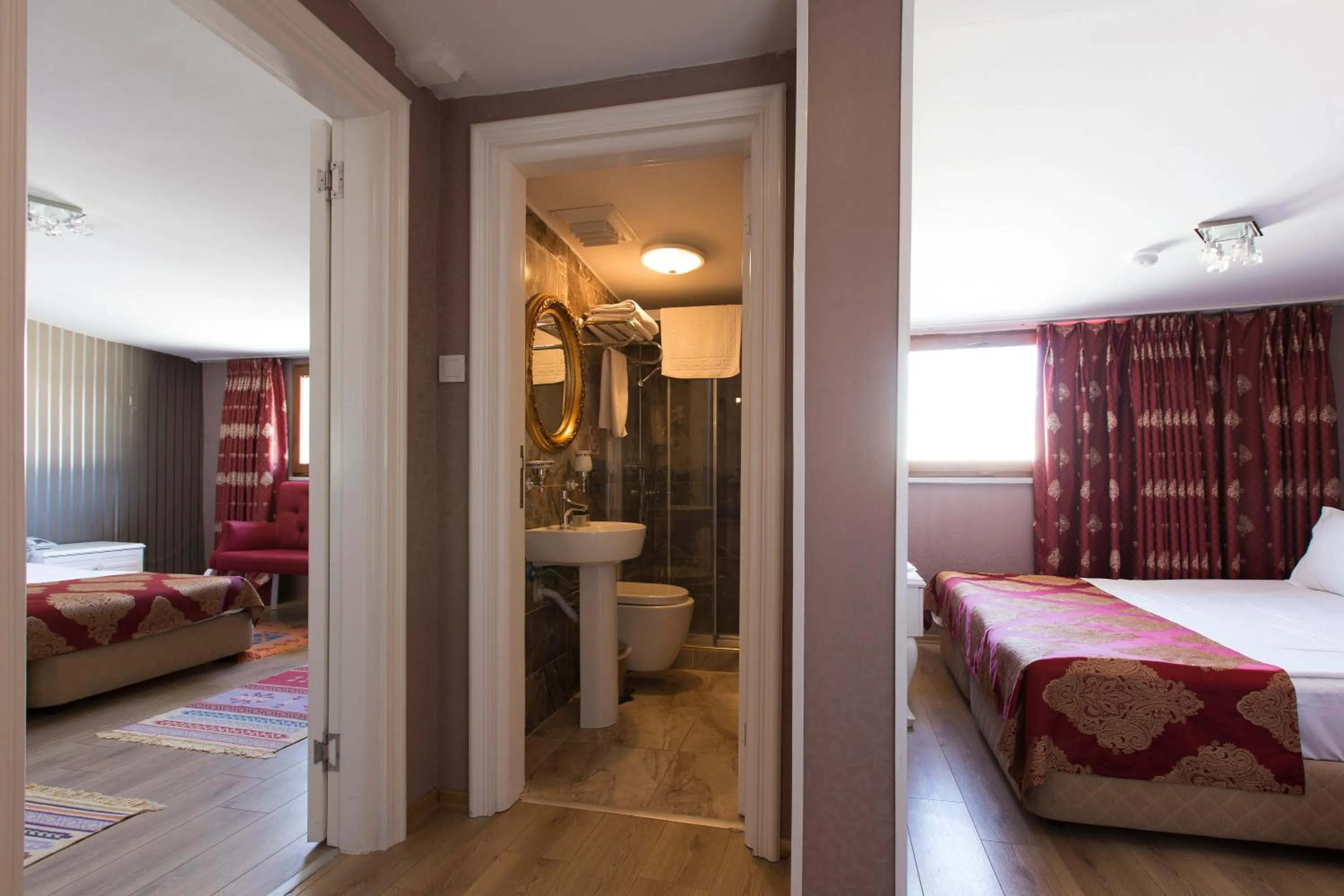 Photo of the whole room, Bed in Hotel Queens Land