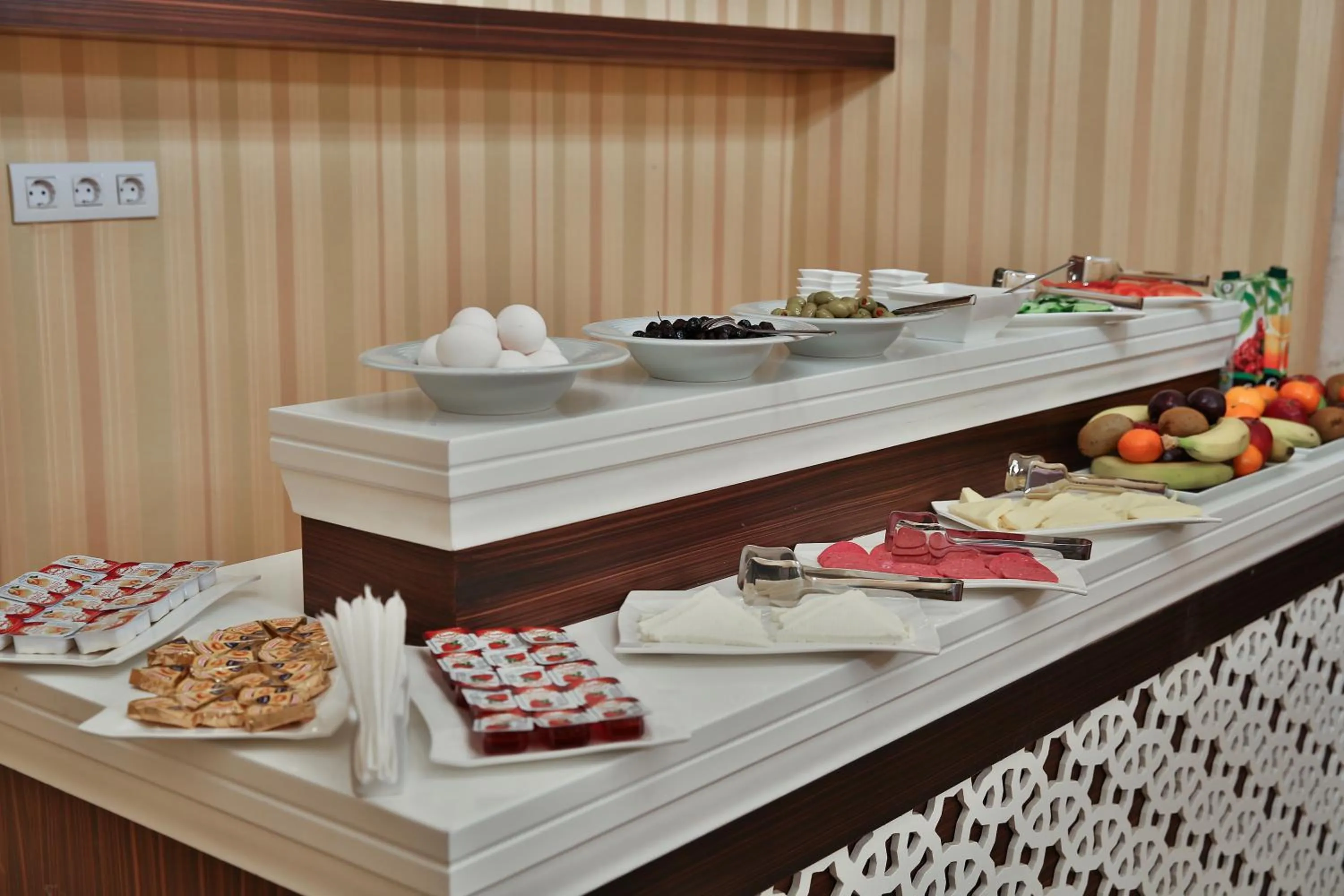 Food and drinks in Hotel Queens Land