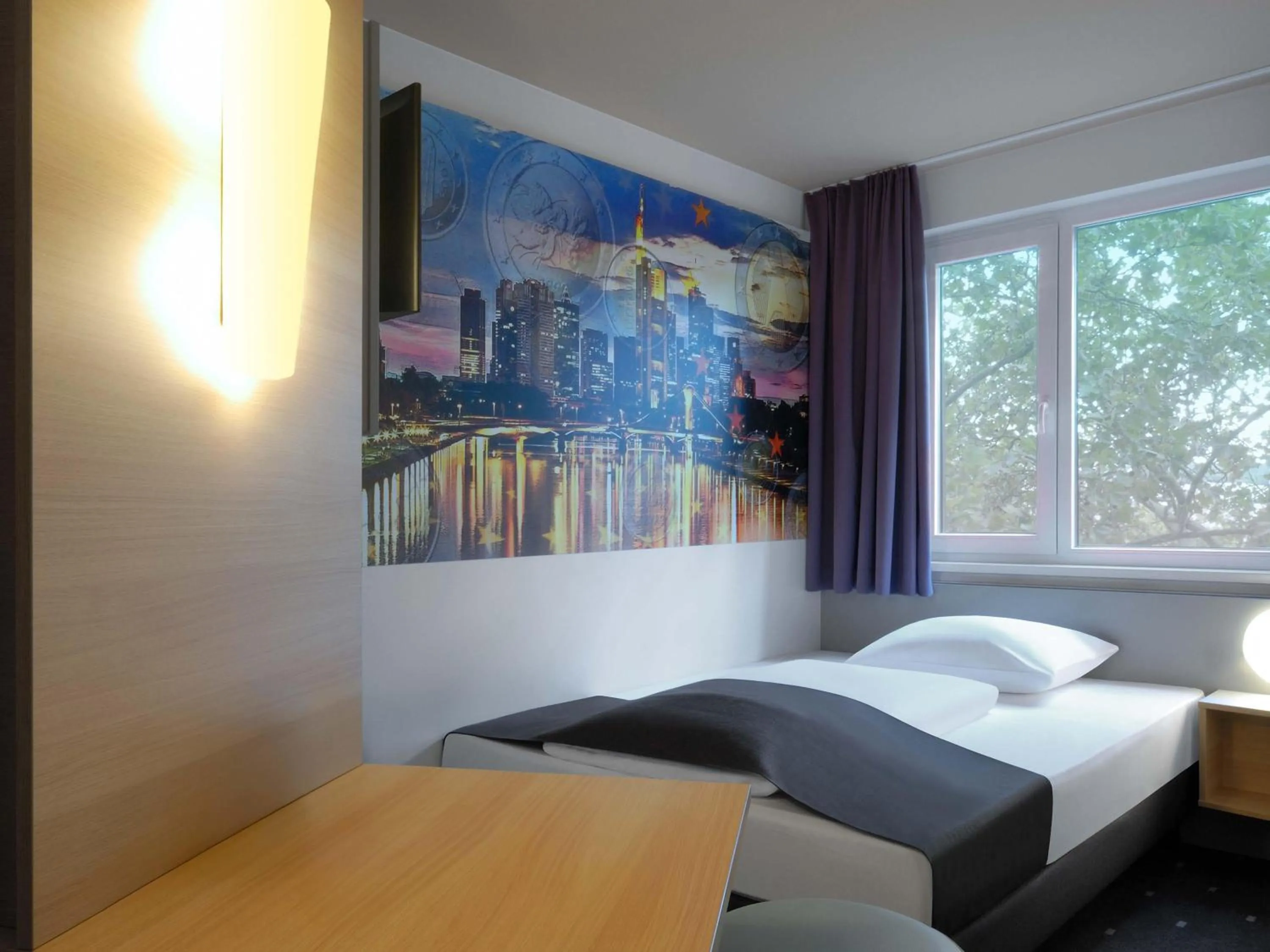 Bed in B&B HOTEL Frankfurt City-Ost