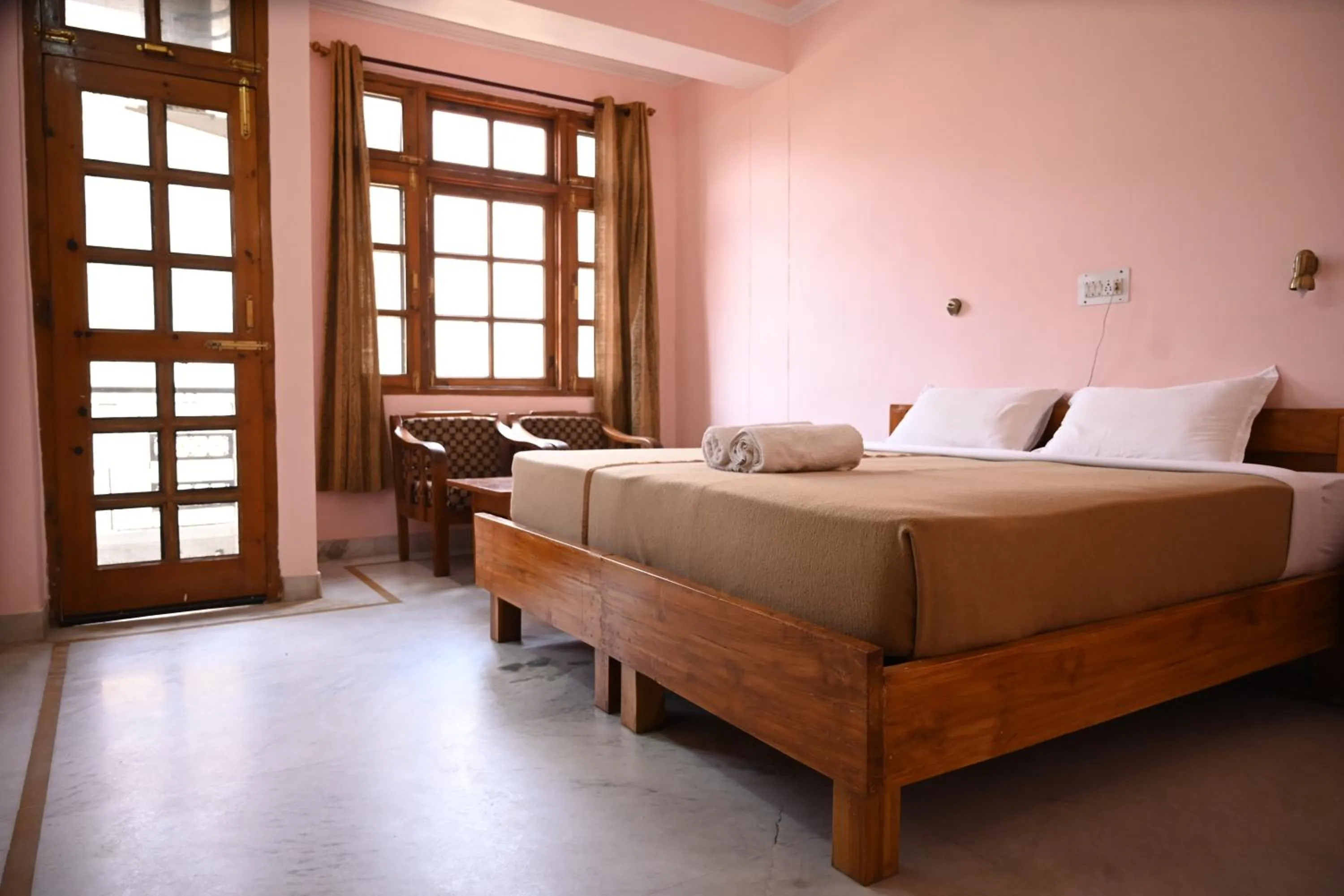 Bed in Hotel Atul Regency