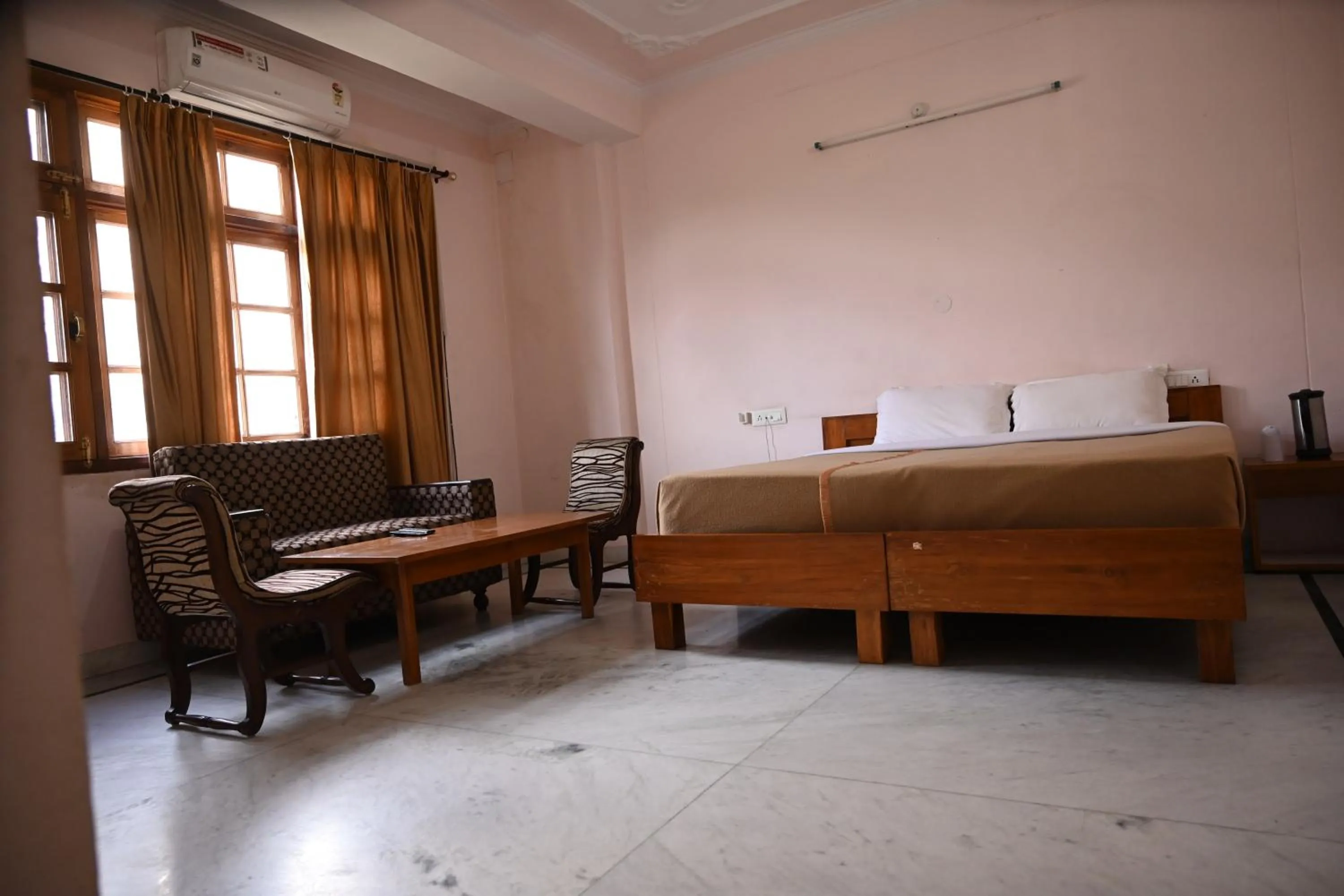 Bed in Hotel Atul Regency