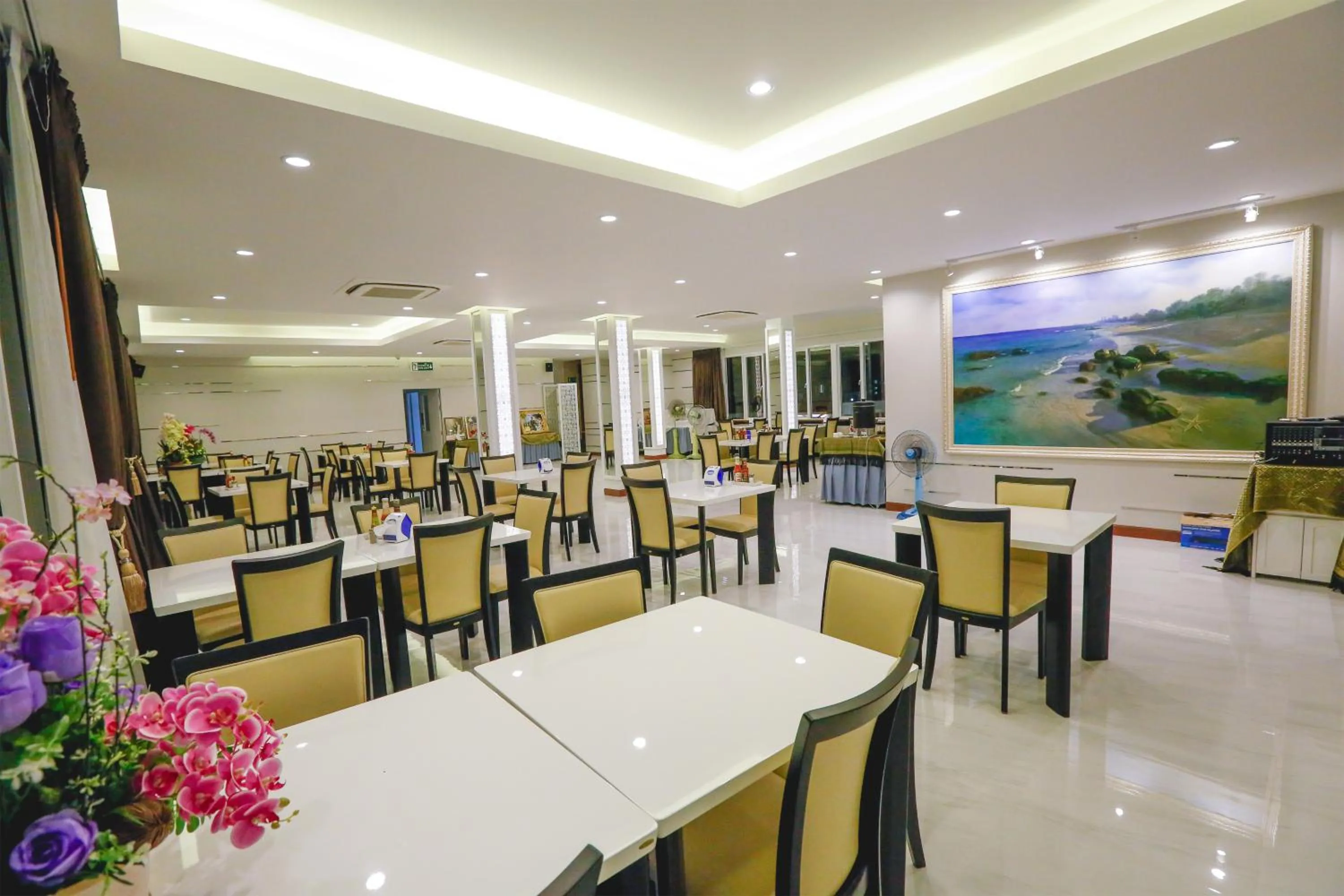 Hua Hin White Villa Hotel - SHA Certified