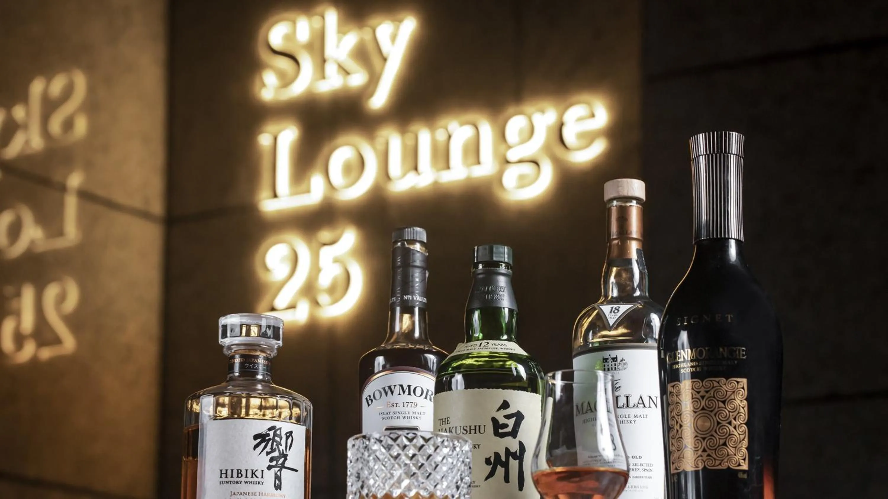 Lounge or bar in InterContinental Suzhou Hotel by IHG