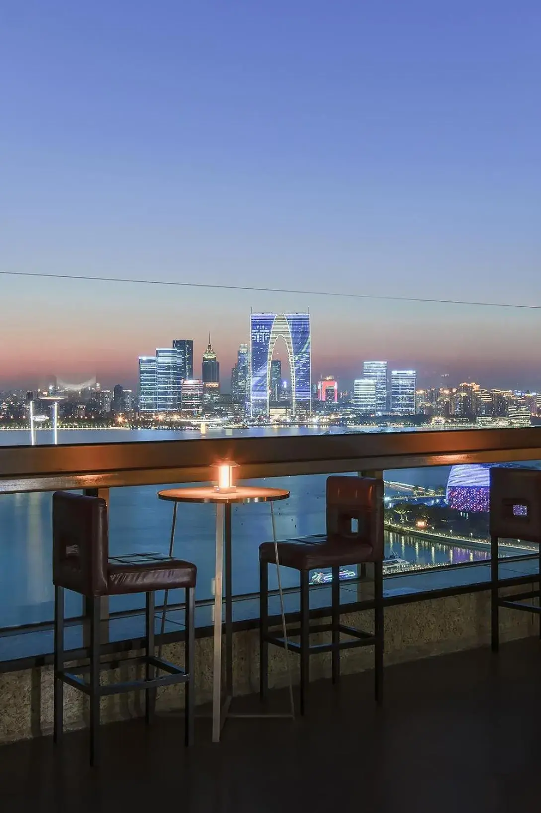 Lounge or bar in InterContinental Suzhou Hotel by IHG Lounge or bar in InterContinental Suzhou Hotel by IHG