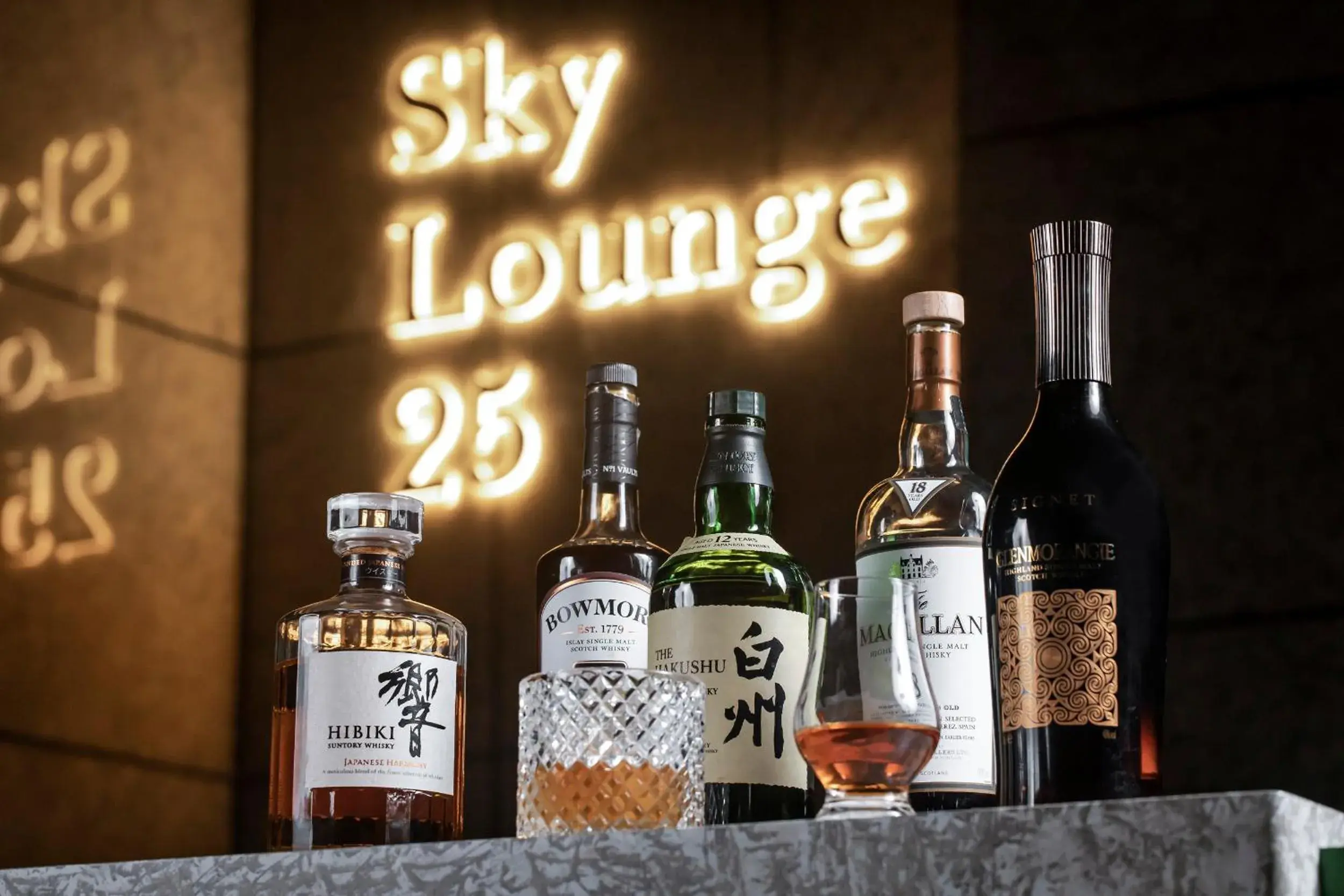 Lounge or bar in InterContinental Suzhou Hotel by IHG Lounge or bar in InterContinental Suzhou Hotel by IHG