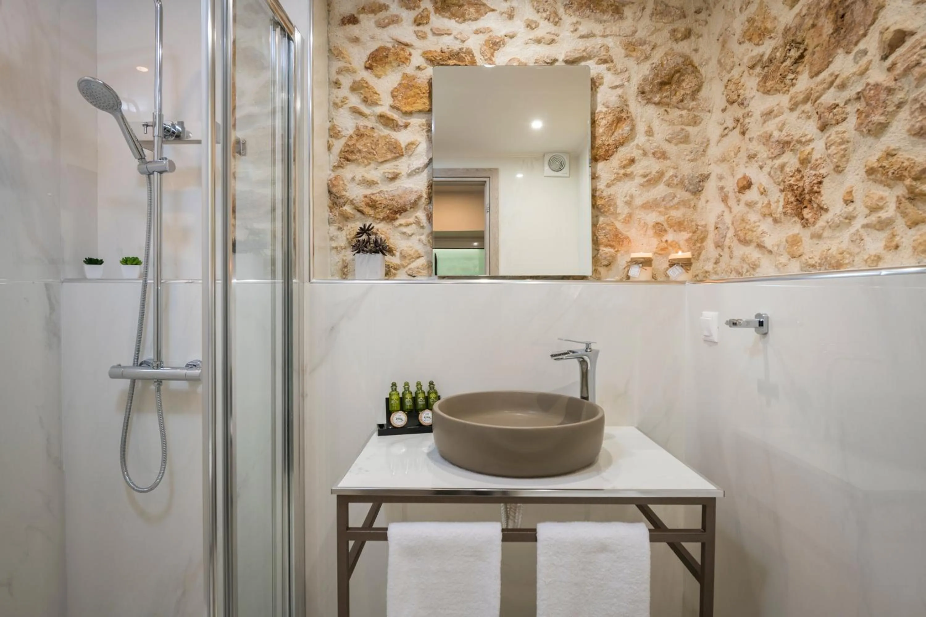 Shower in Camara Residence