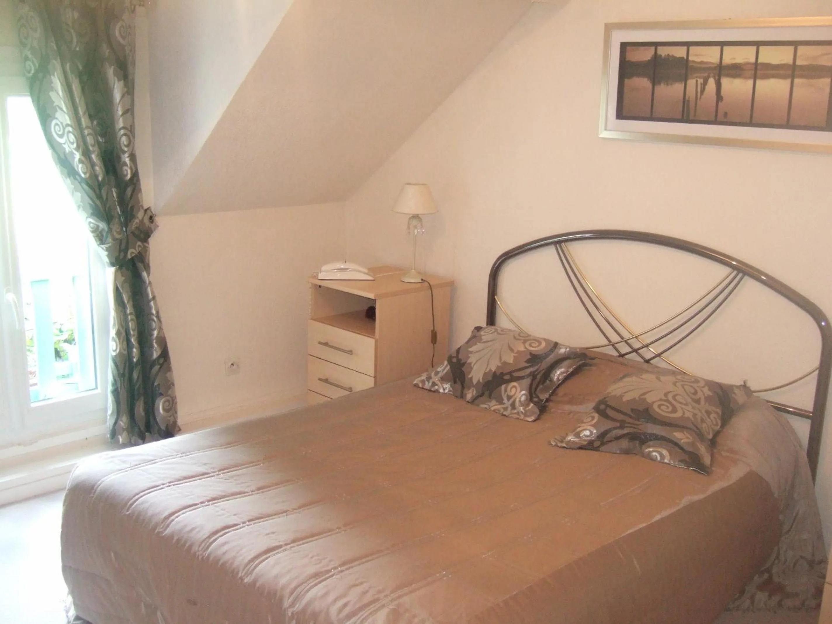 Photo of the whole room, Bed in Les Etangs de Guibert