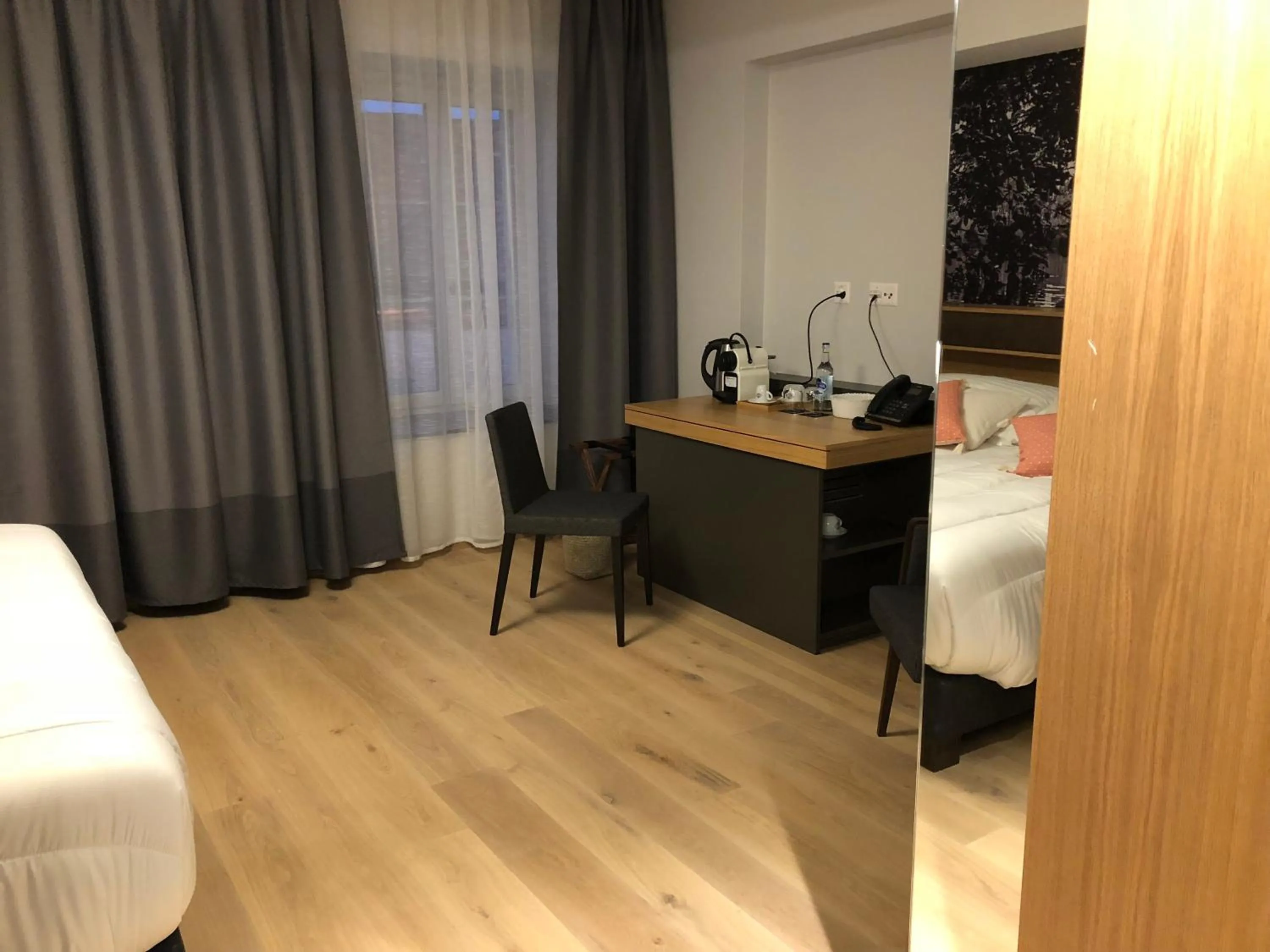 Coffee/tea facilities, Bed in Auberge de la Tour