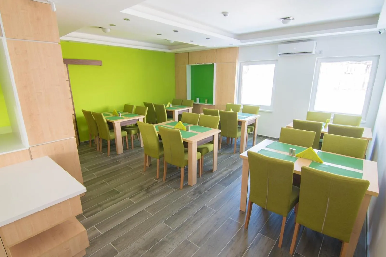 Restaurant/places to eat in Laurus Motel Airport Tuzla