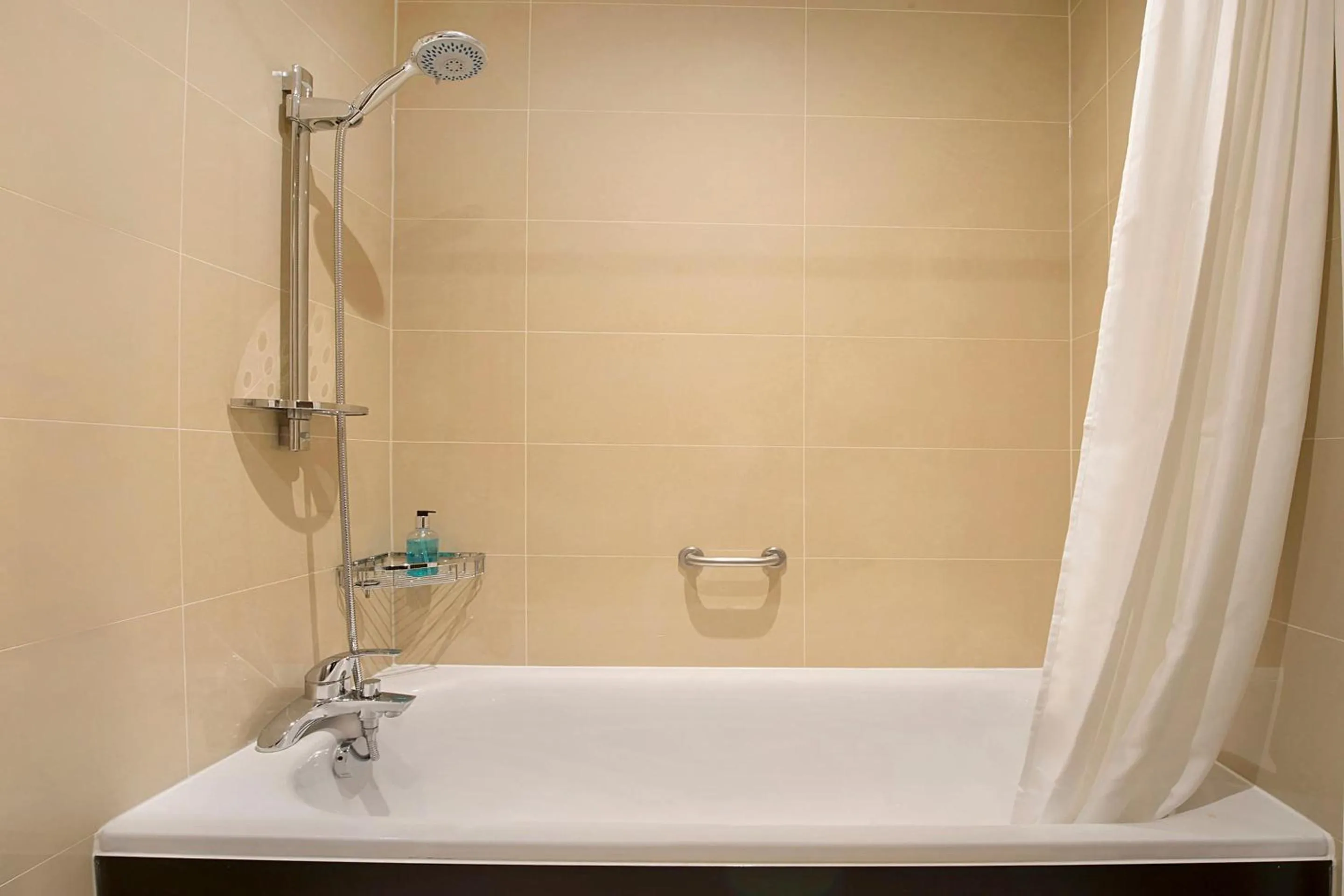 Bathroom in OYO Townhouse 30 Sussex Hotel, London Paddington