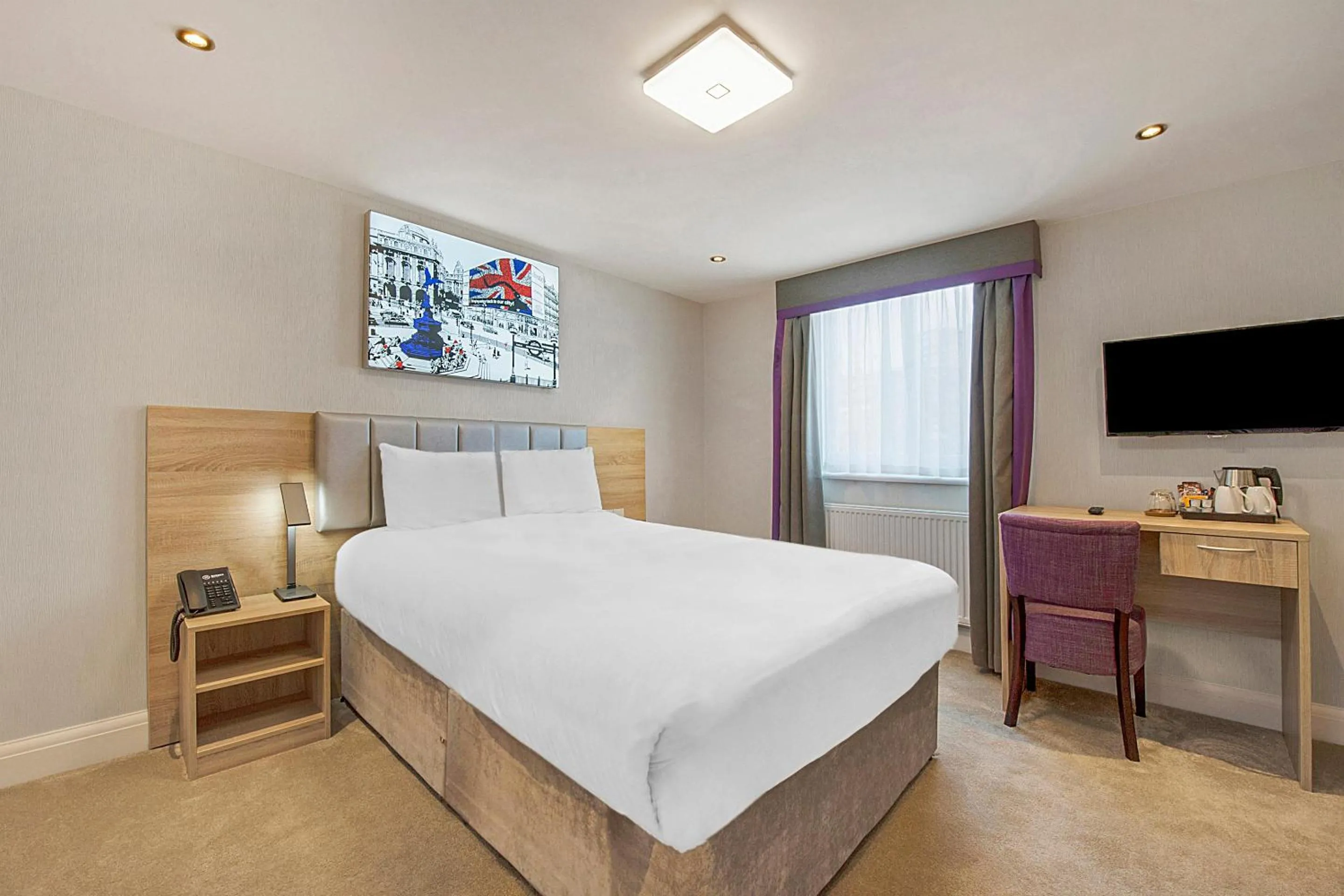 Bedroom in OYO Townhouse 30 Sussex Hotel, London Paddington