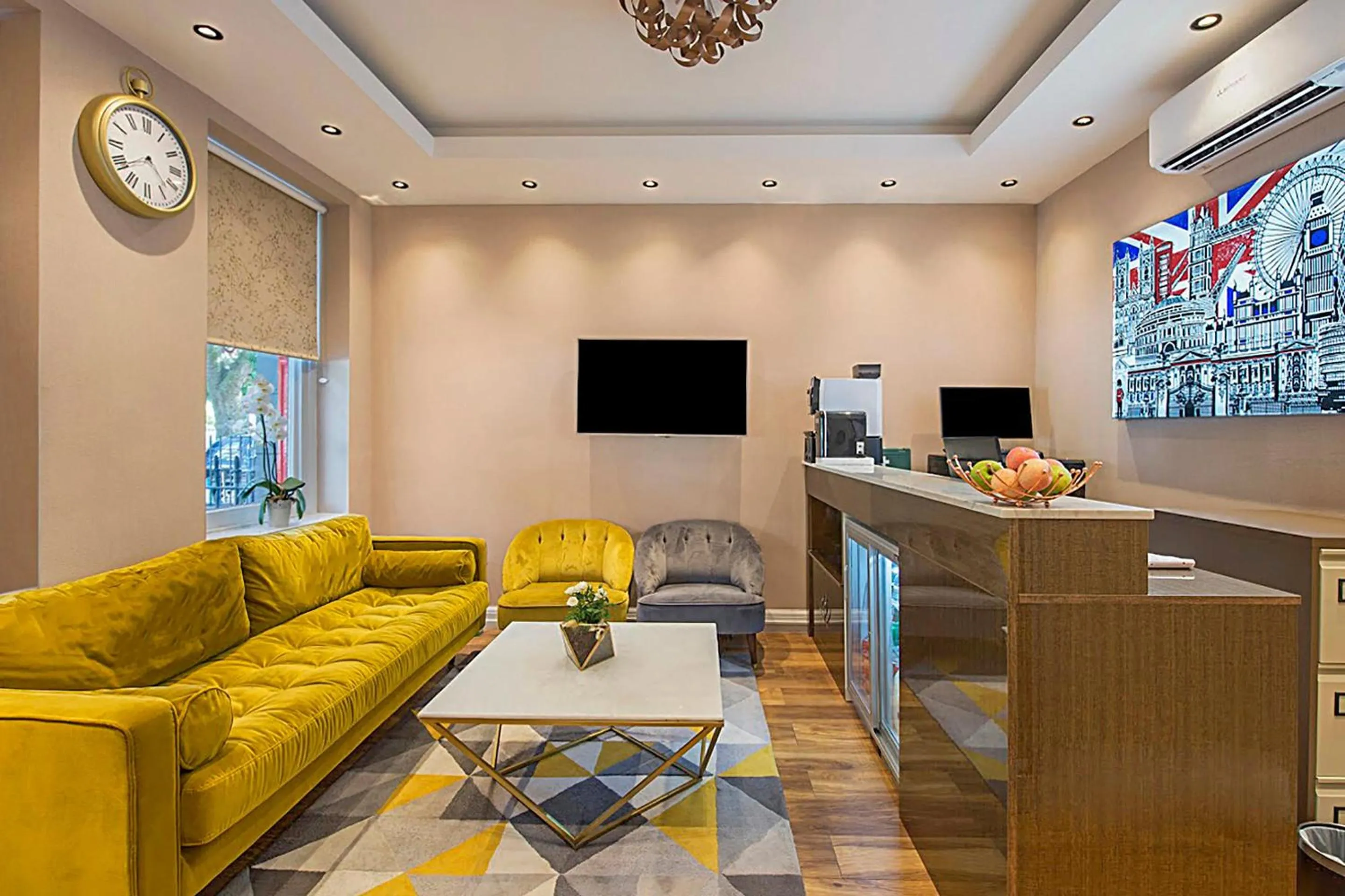 Lobby or reception in OYO Townhouse 30 Sussex Hotel, London Paddington